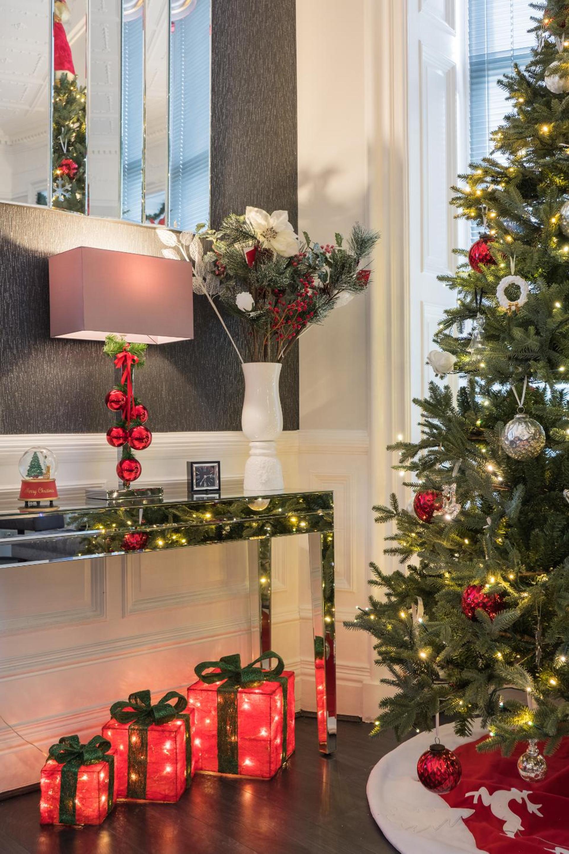 Marks At The Manor Luxury Riverside Apartments - Sleeps up to 4, with Parking and Sky TV