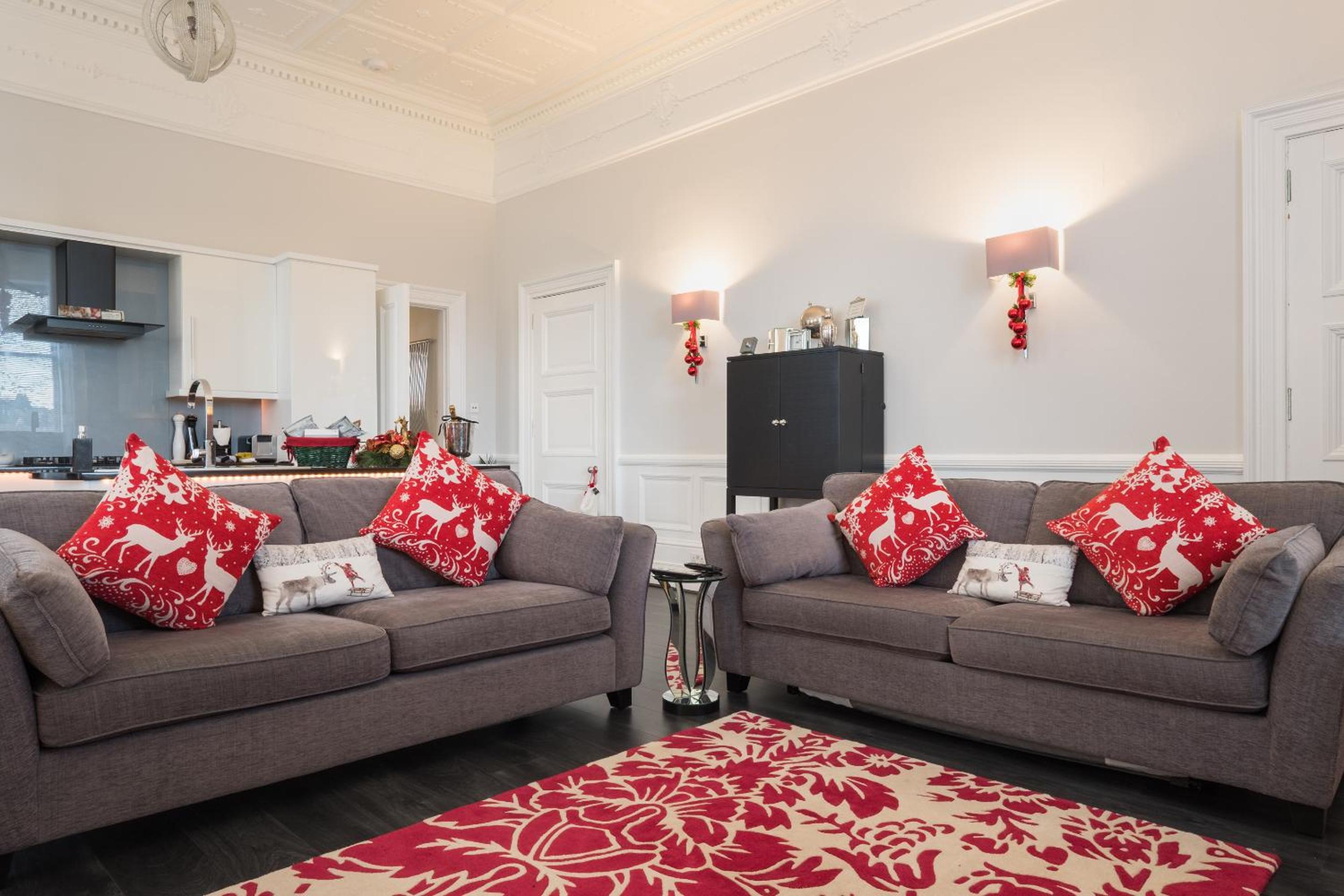 Marks At The Manor Luxury Riverside Apartments - Sleeps up to 4, with Parking and Sky TV
