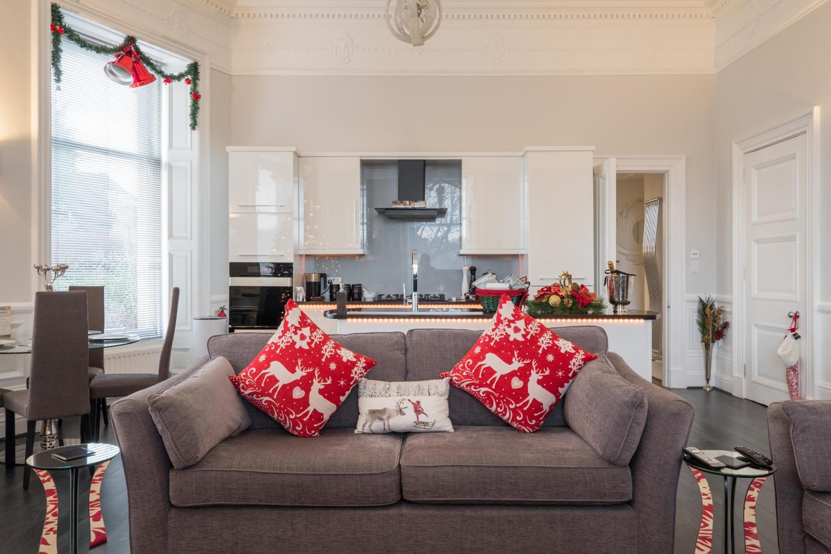 Marks At The Manor Luxury Riverside Apartments - Sleeps up to 4, with Parking and Sky TV