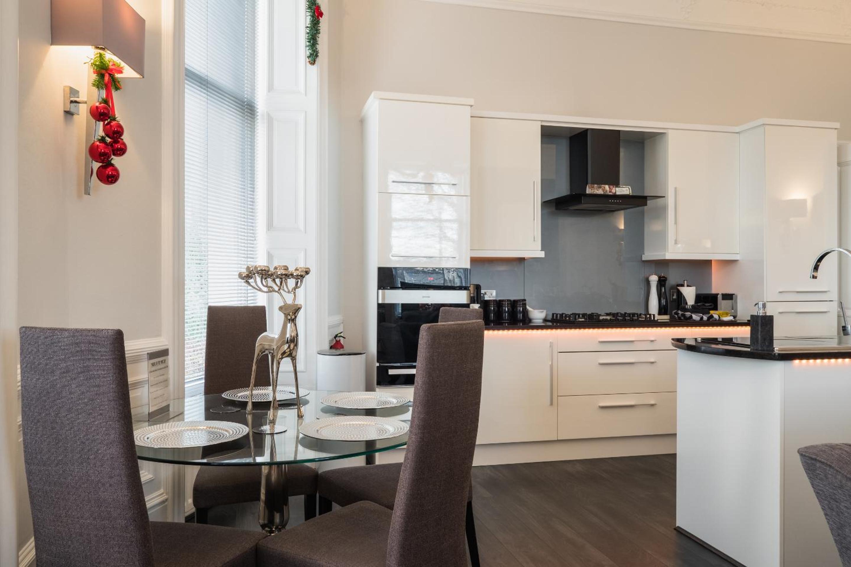 Marks At The Manor Luxury Riverside Apartments - Sleeps up to 4, with Parking and Sky TV