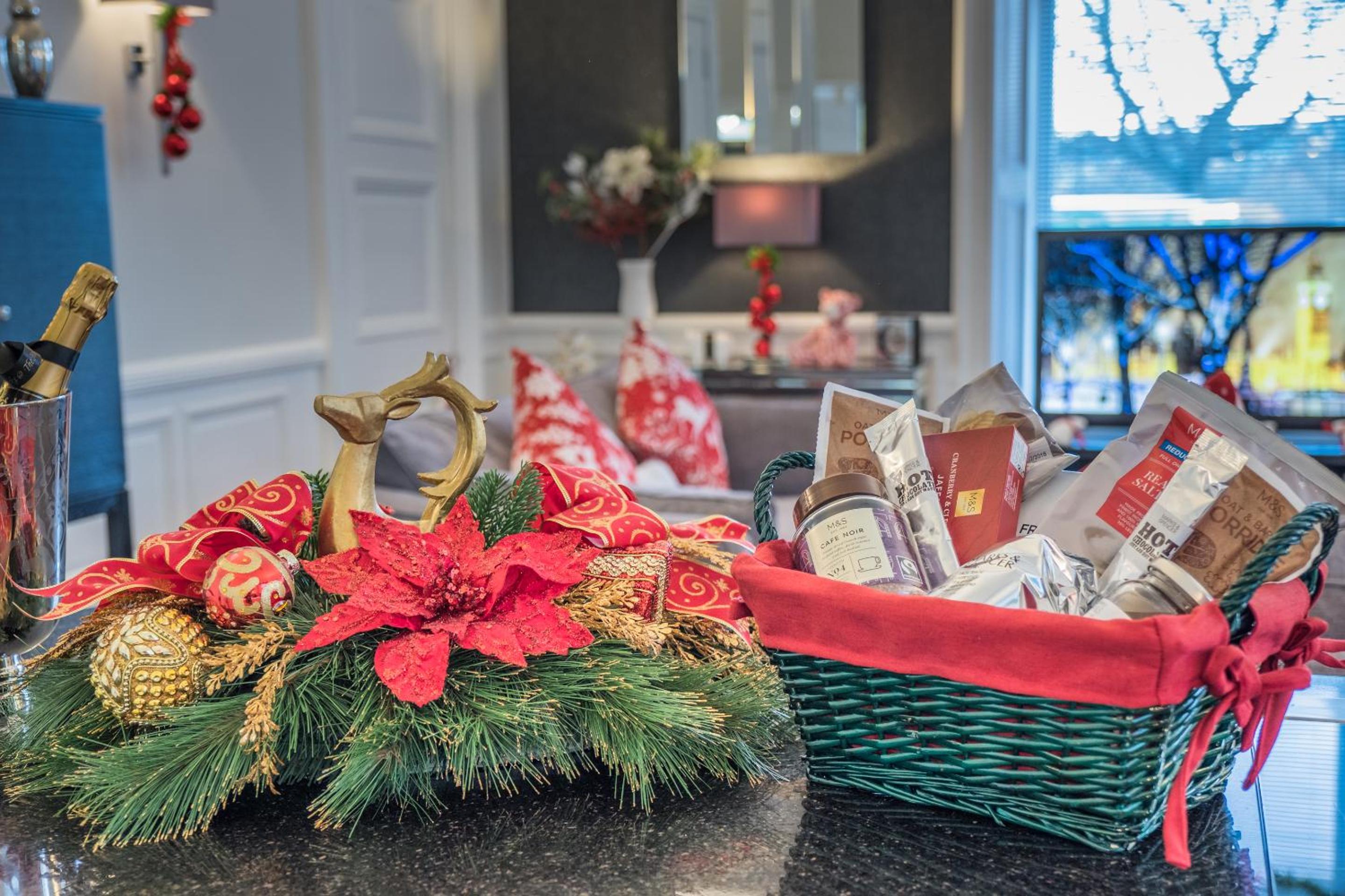 Marks At The Manor Luxury Riverside Apartments - Sleeps up to 4, with Parking and Sky TV