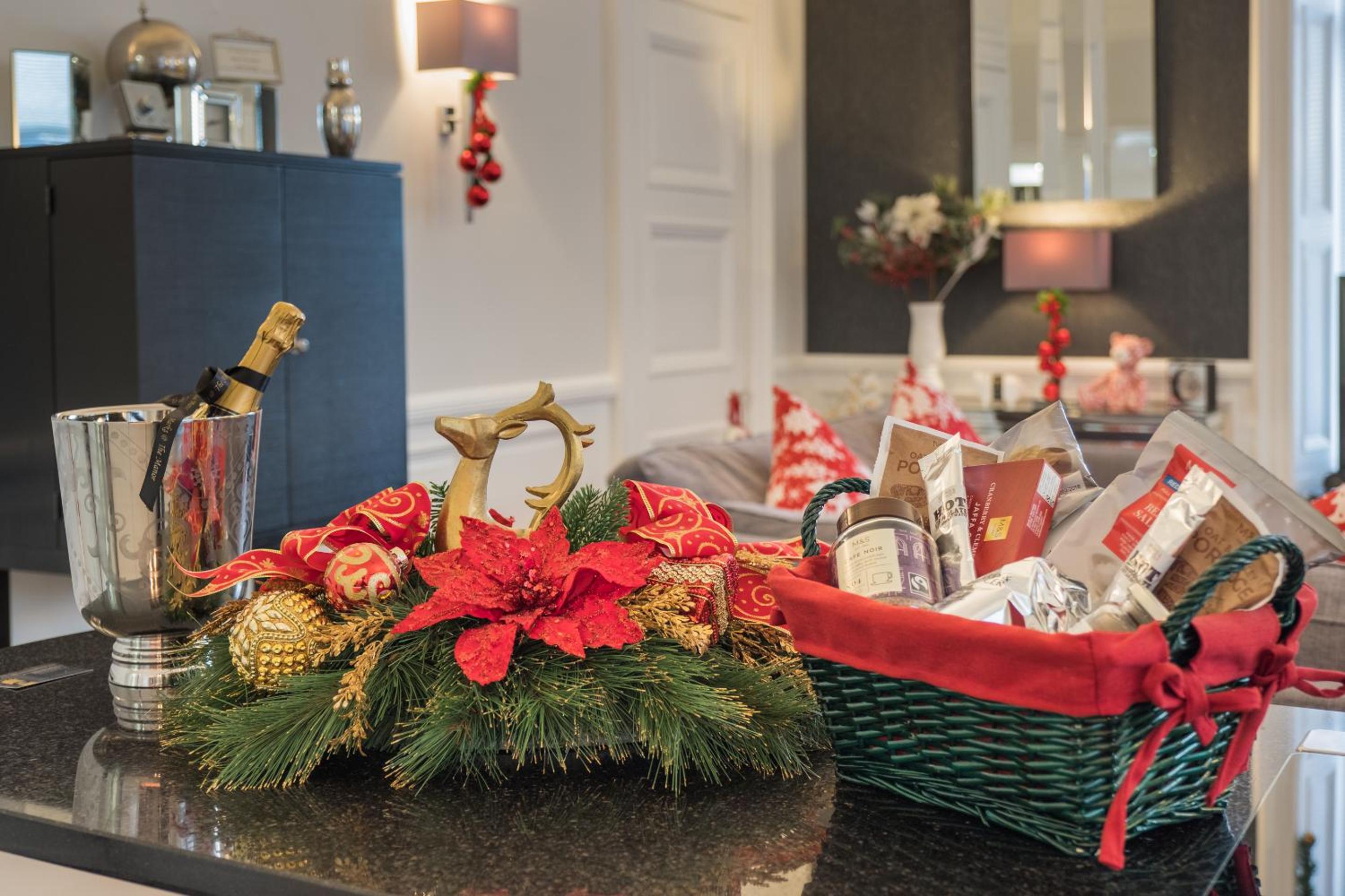 Marks At The Manor Luxury Riverside Apartments - Sleeps up to 4, with Parking and Sky TV