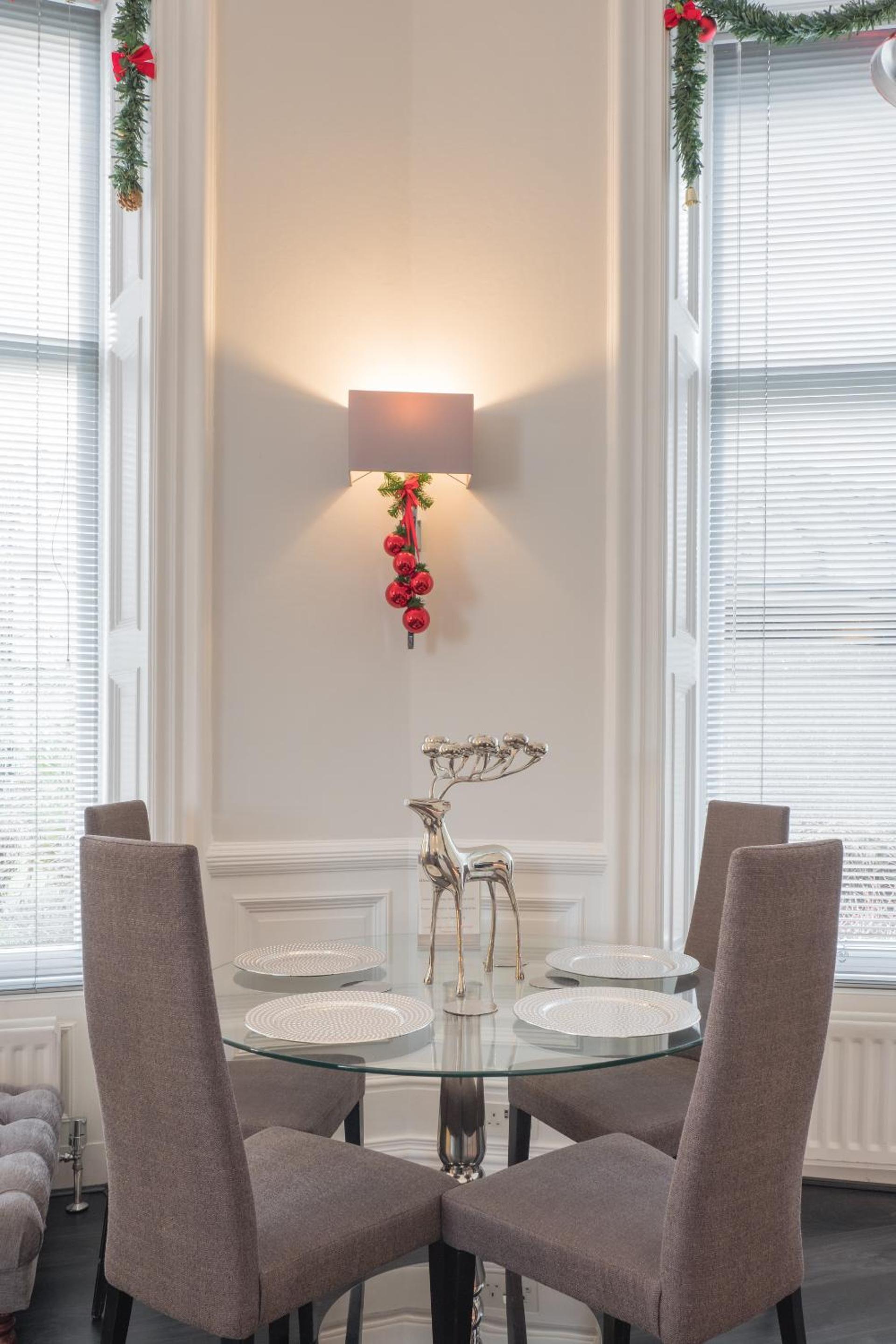 Marks At The Manor Luxury Riverside Apartments - Sleeps up to 4, with Parking and Sky TV