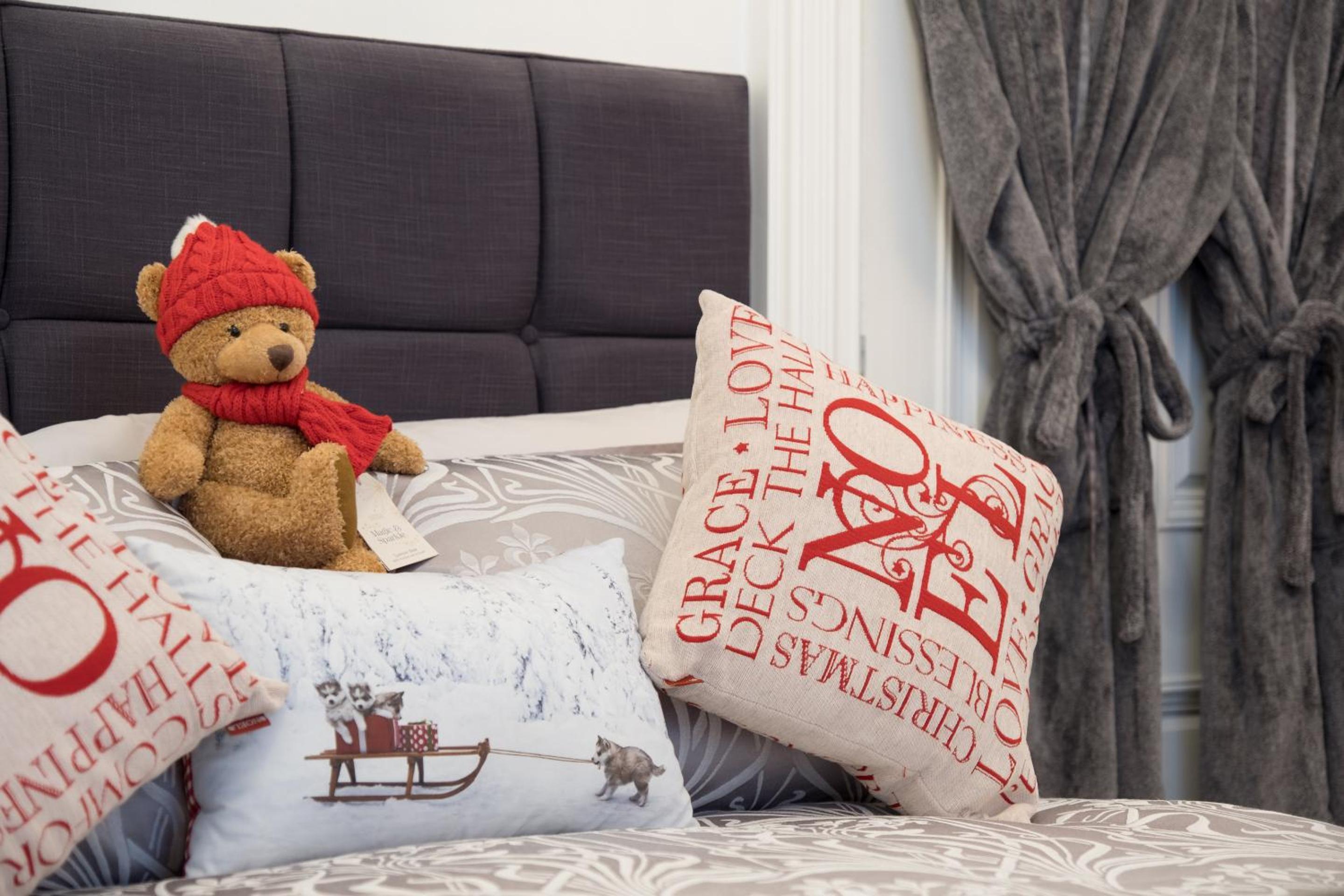 Marks At The Manor Luxury Riverside Apartments - Sleeps up to 4, with Parking and Sky TV
