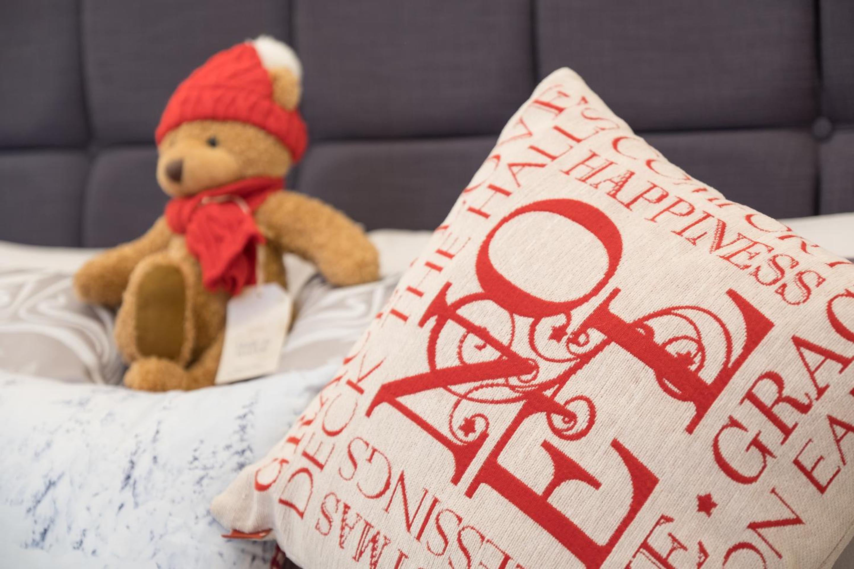 Marks At The Manor Luxury Riverside Apartments - Sleeps up to 4, with Parking and Sky TV