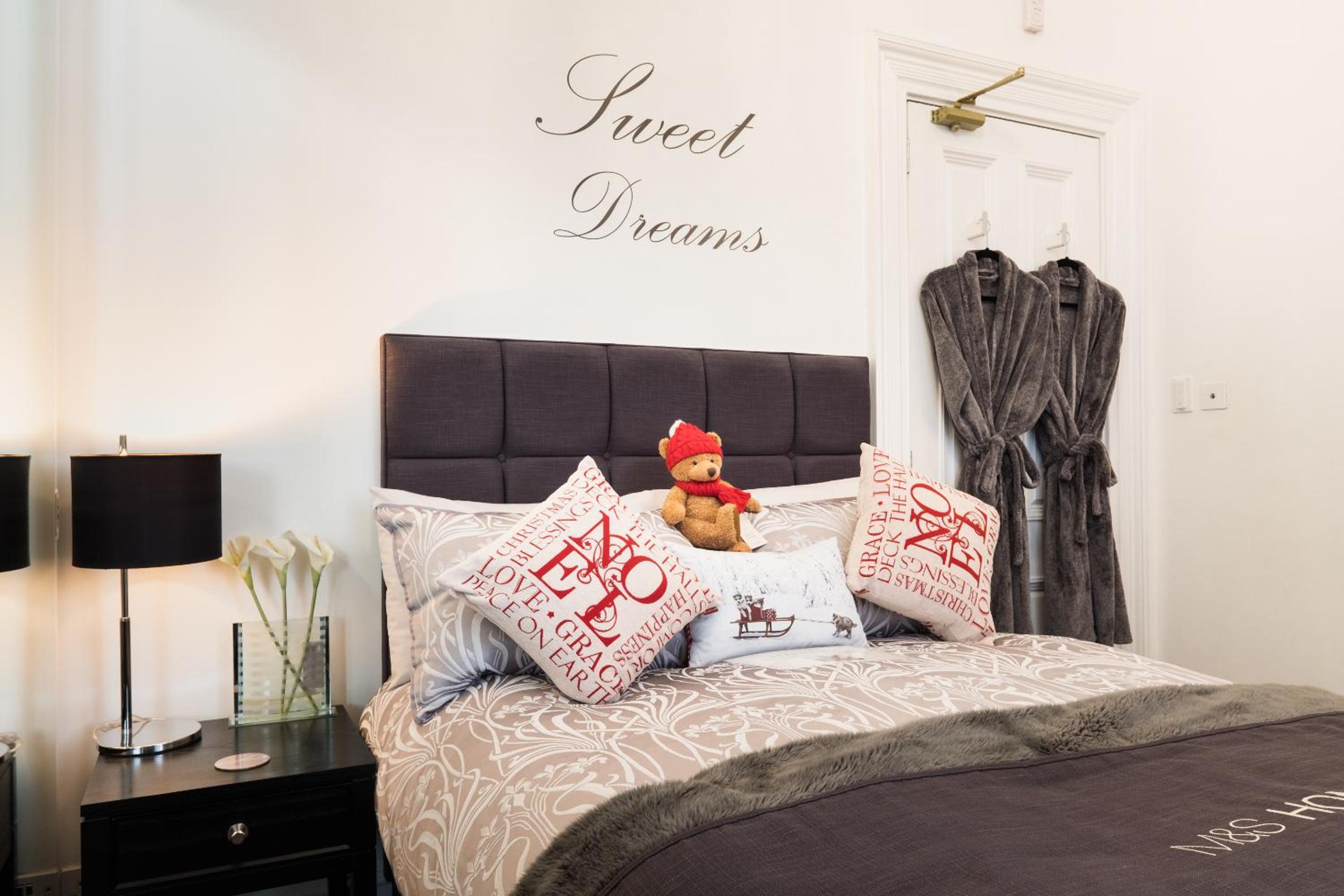 Marks At The Manor Luxury Riverside Apartments - Sleeps up to 4, with Parking and Sky TV