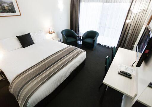 Shoreline Hotel