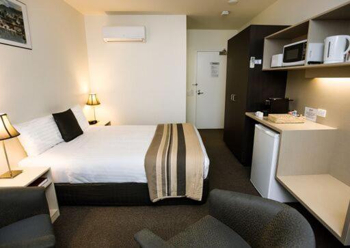 Shoreline Hotel