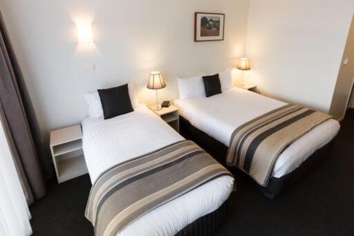 Shoreline Hotel