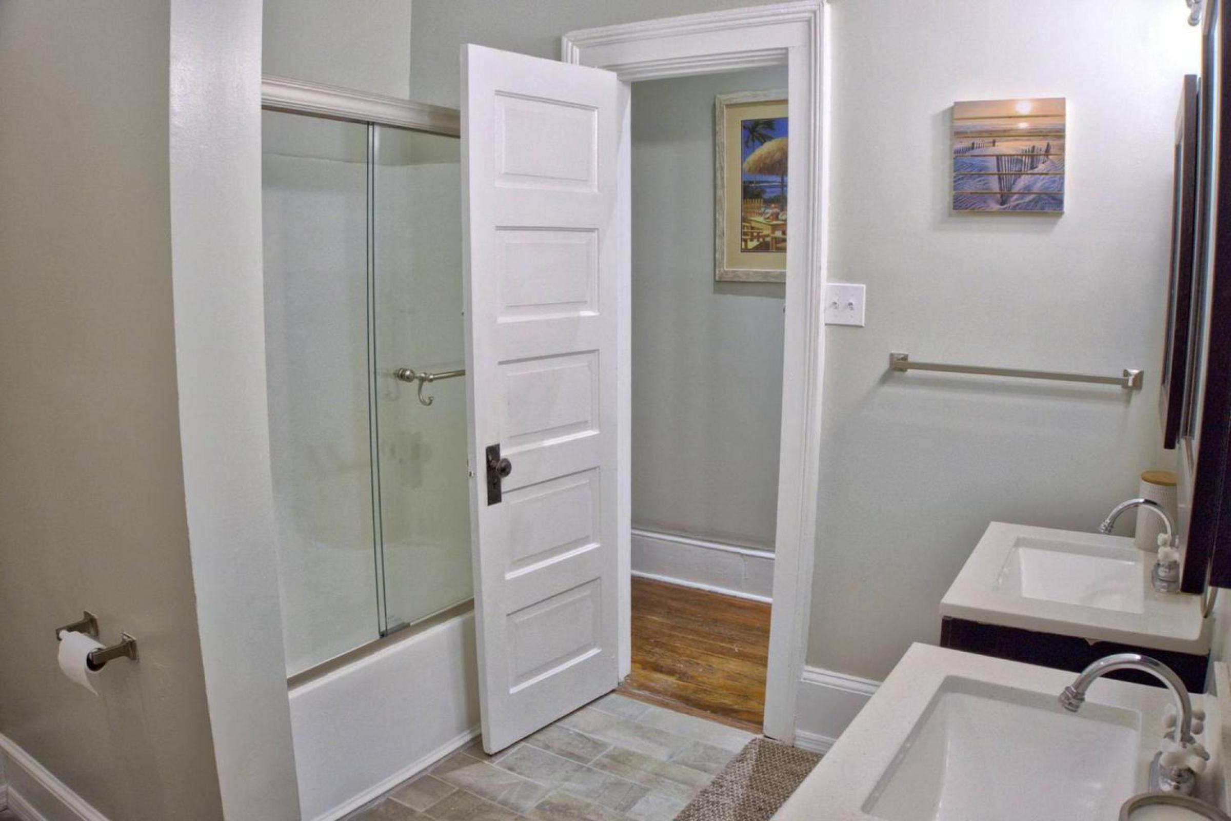 Beautiful 6 Bed, 5 Bath Historic Savannah Home view 2