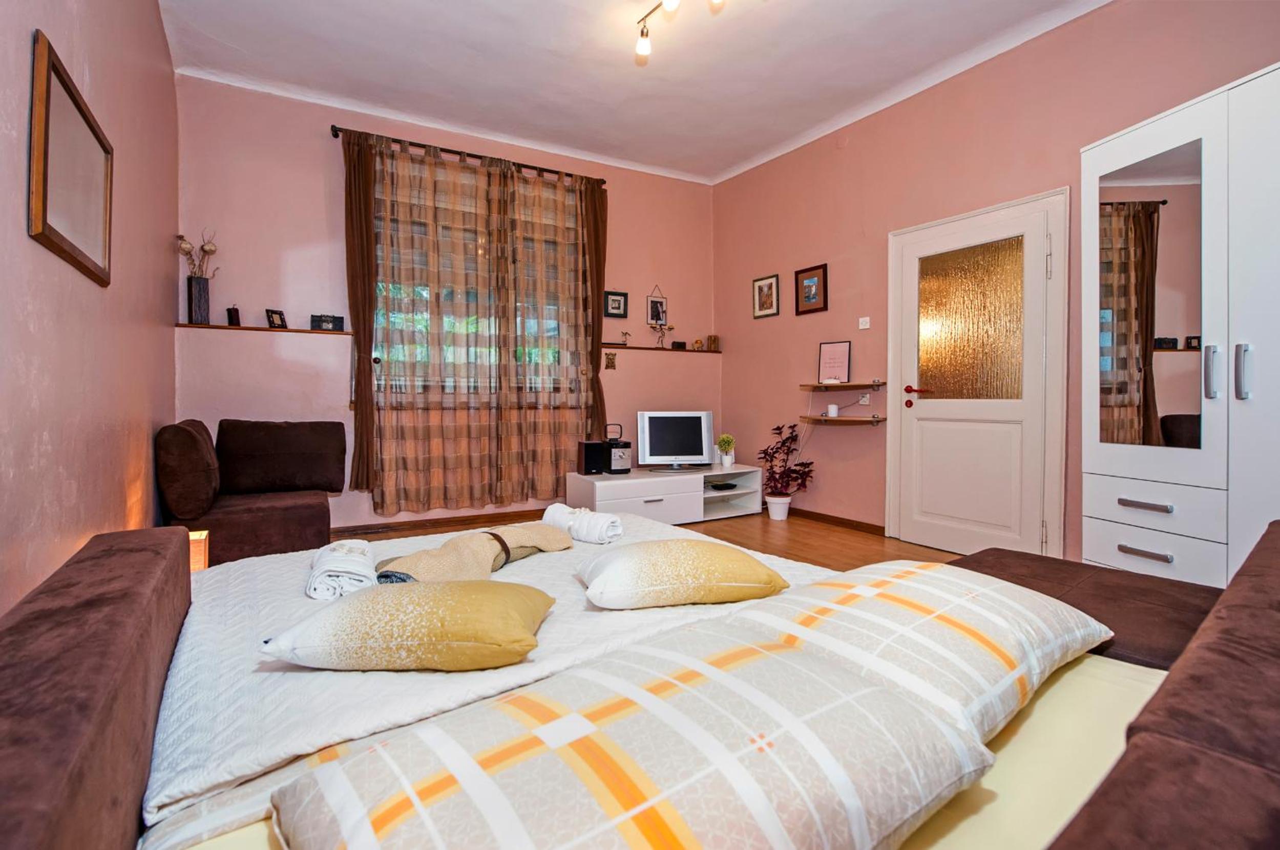 STELA - One Bedroom Apartment view 4