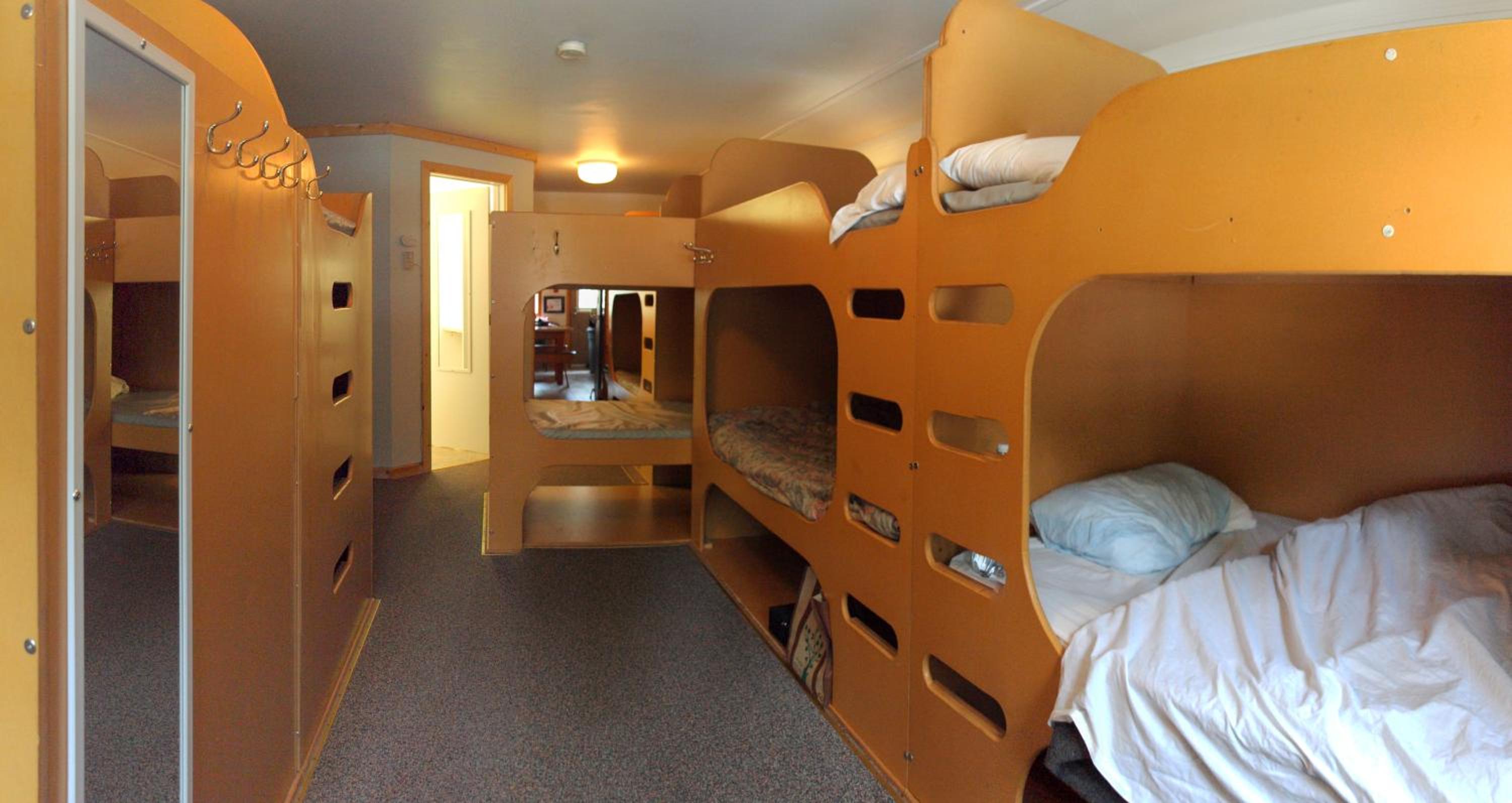 HI Castle Mountain - Hostel