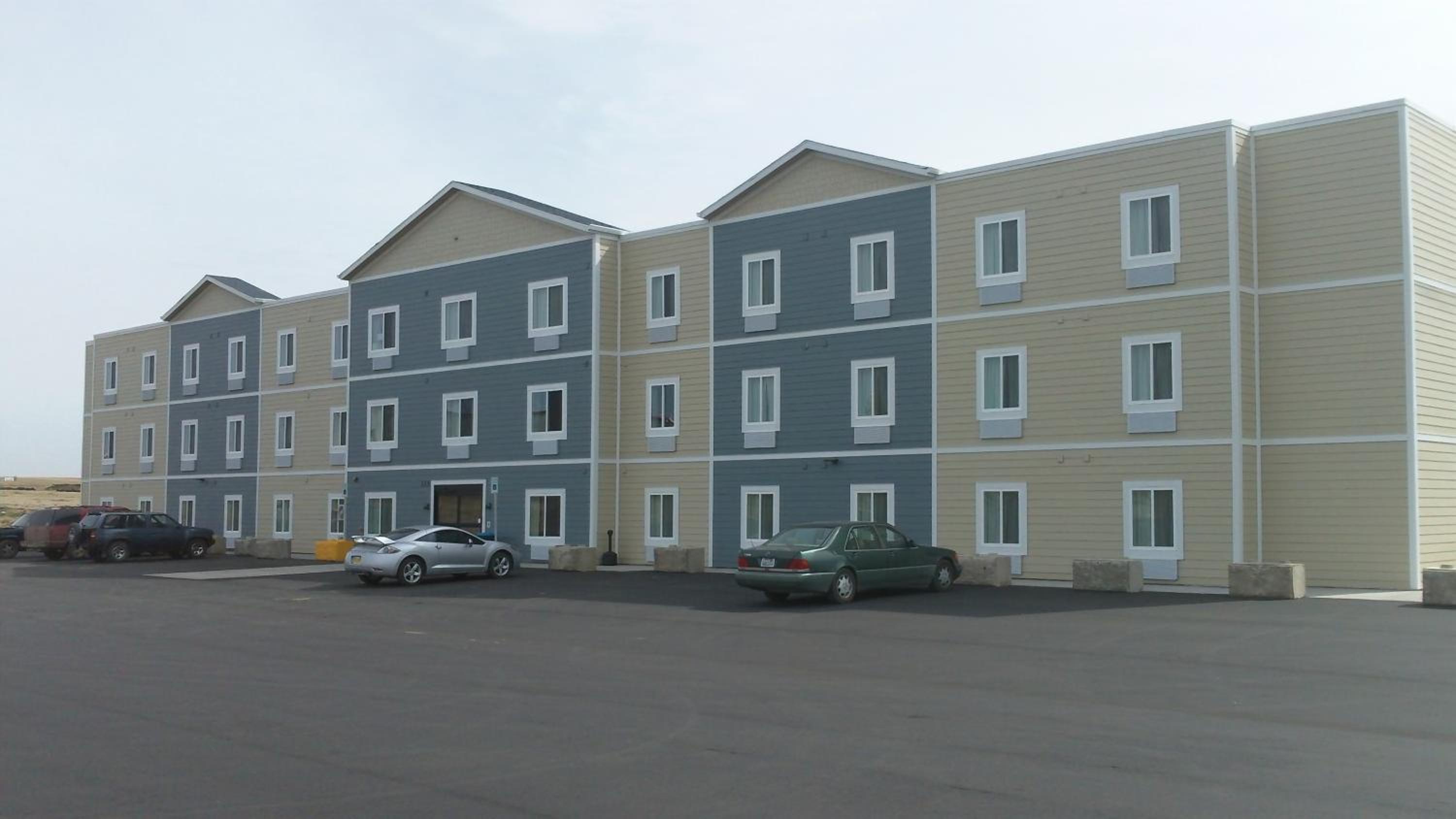 Hotel Ramada by Wyndham Williston - Image 1