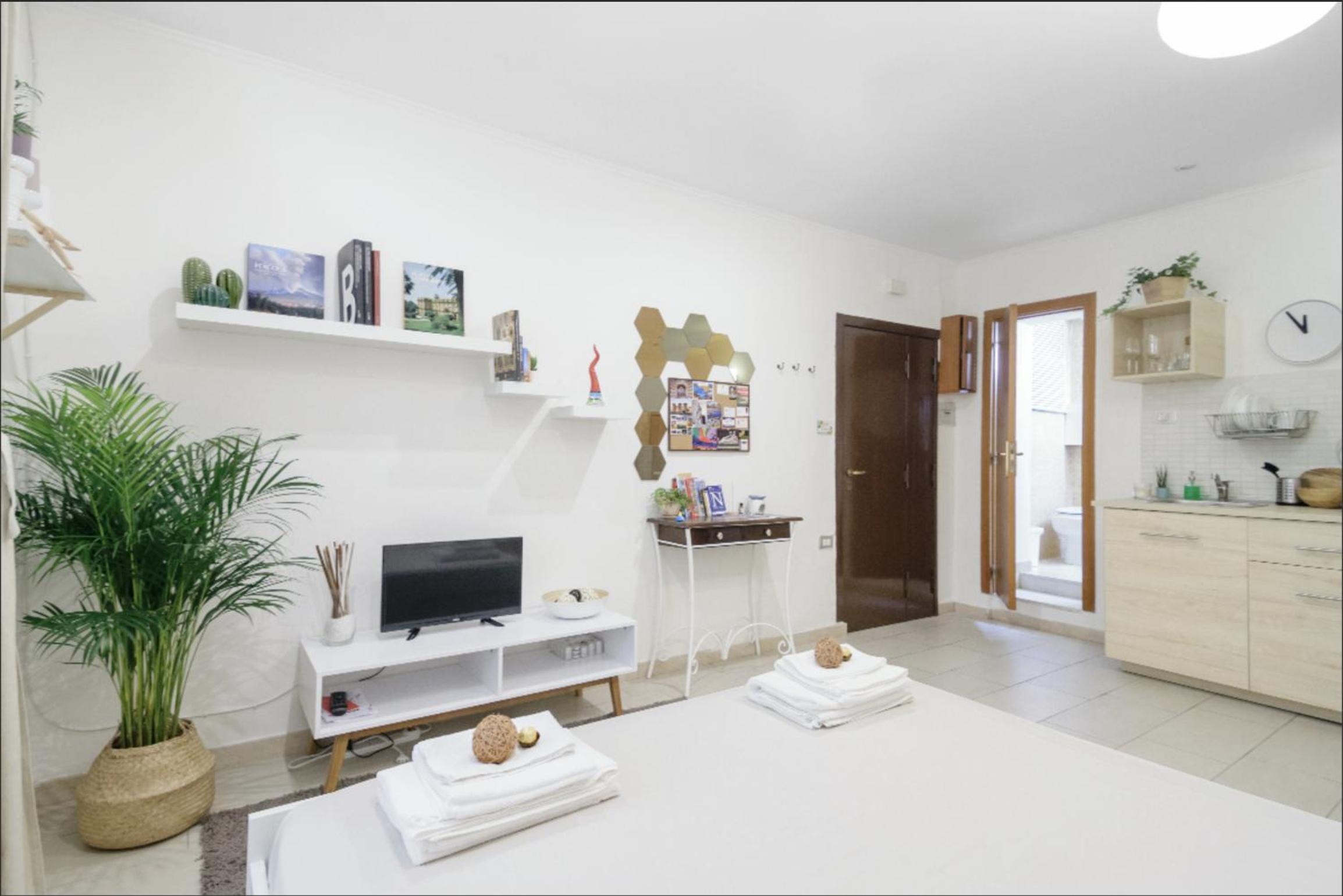 Lorenzo's Art Studio - SpaccaNapoli 2 minuti