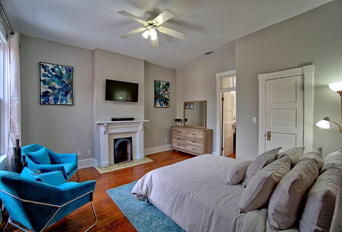 2 Bedroom Renovated Townhouse in Downtown Savannah view 4