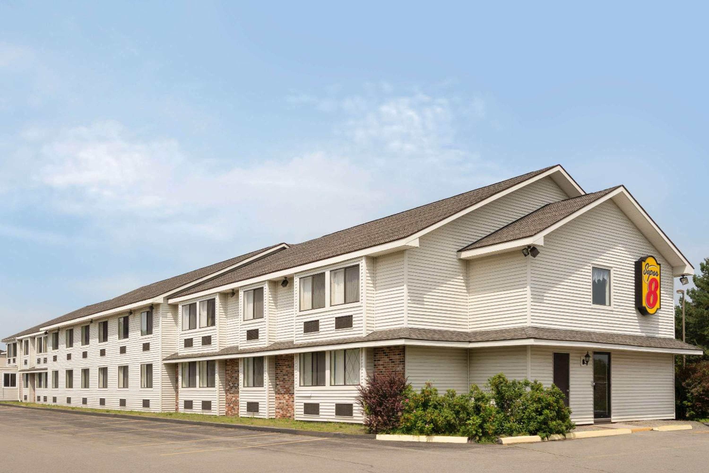 Hotel Super 8 by Wyndham Portland/Westbrook Area - Image 1