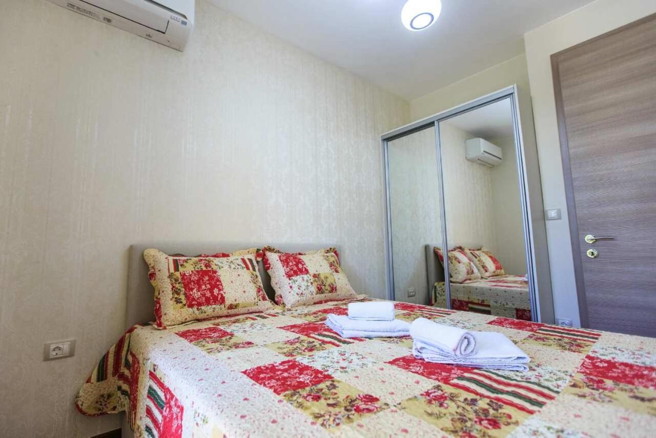 De Lux Apartments view 2