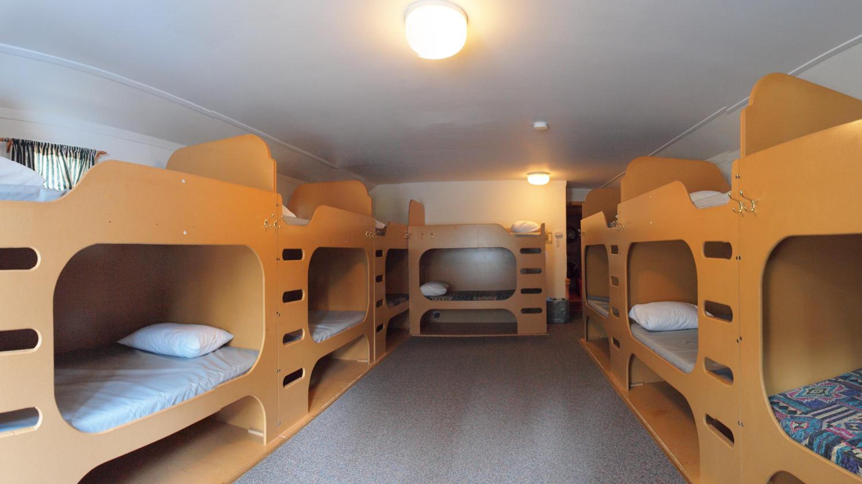 HI Castle Mountain - Hostel