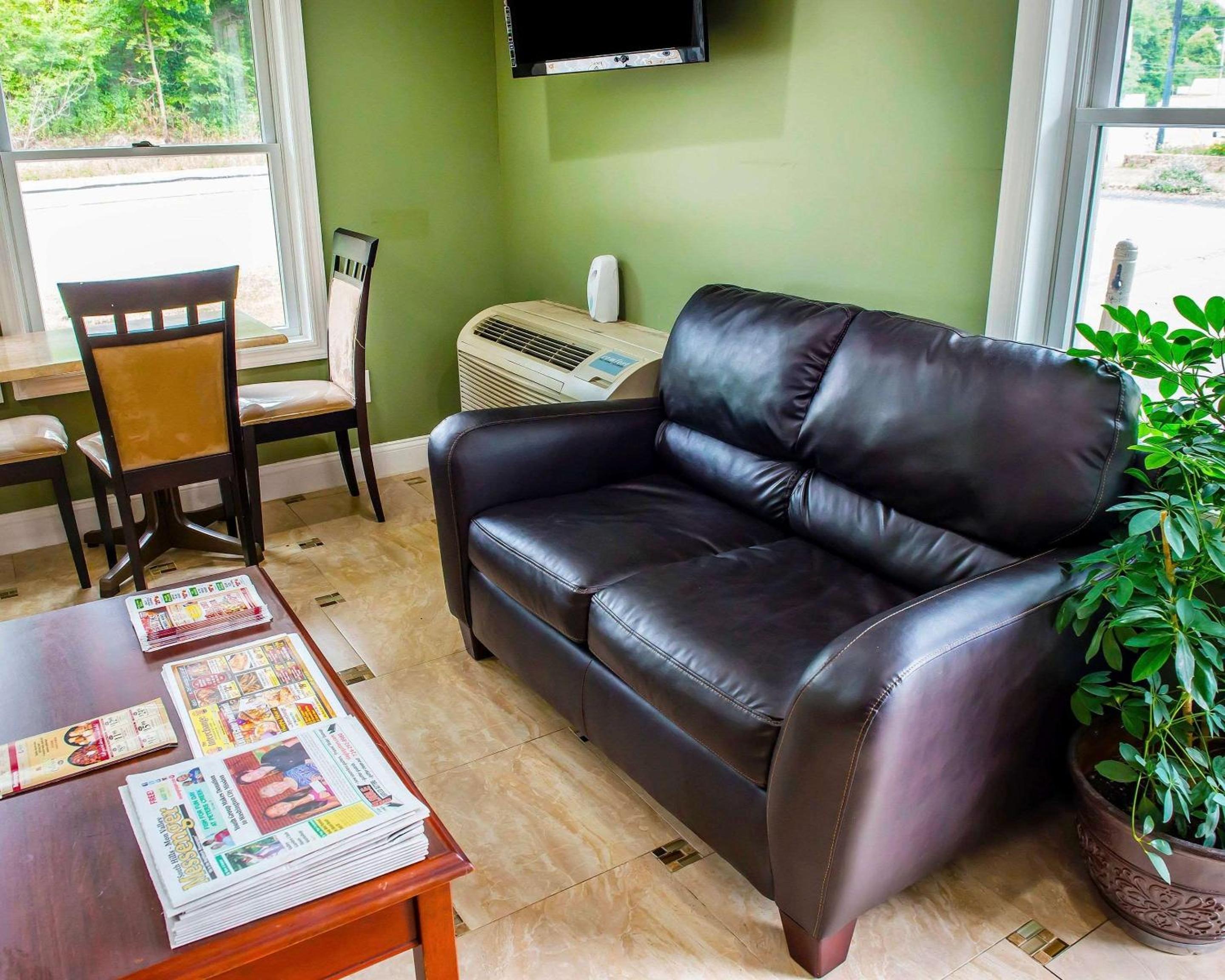 Econo Lodge Jefferson Hills Hwy 51 - Property Image 28