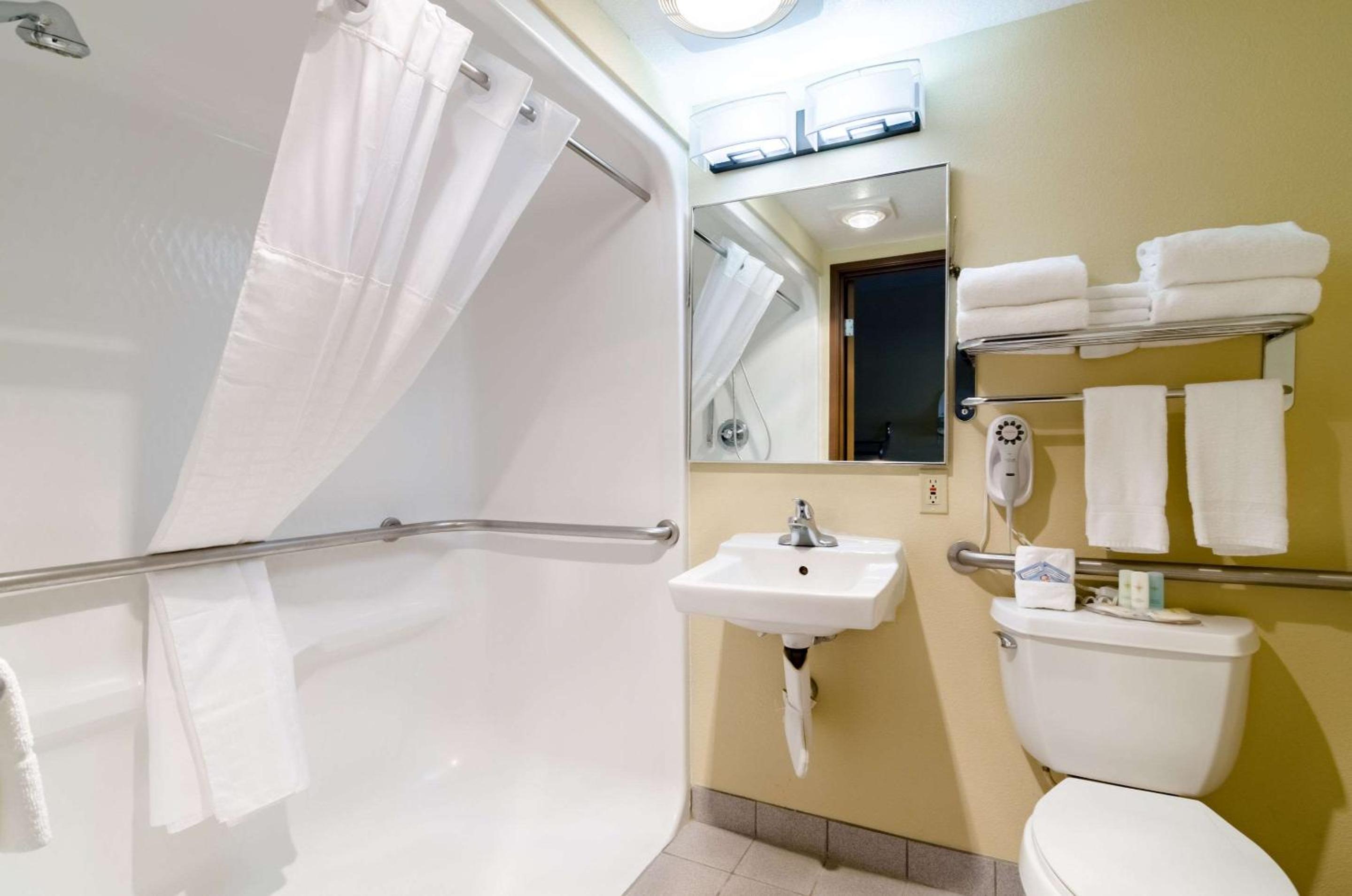 Colby Vacations - Comfort Inn - Property Image 1