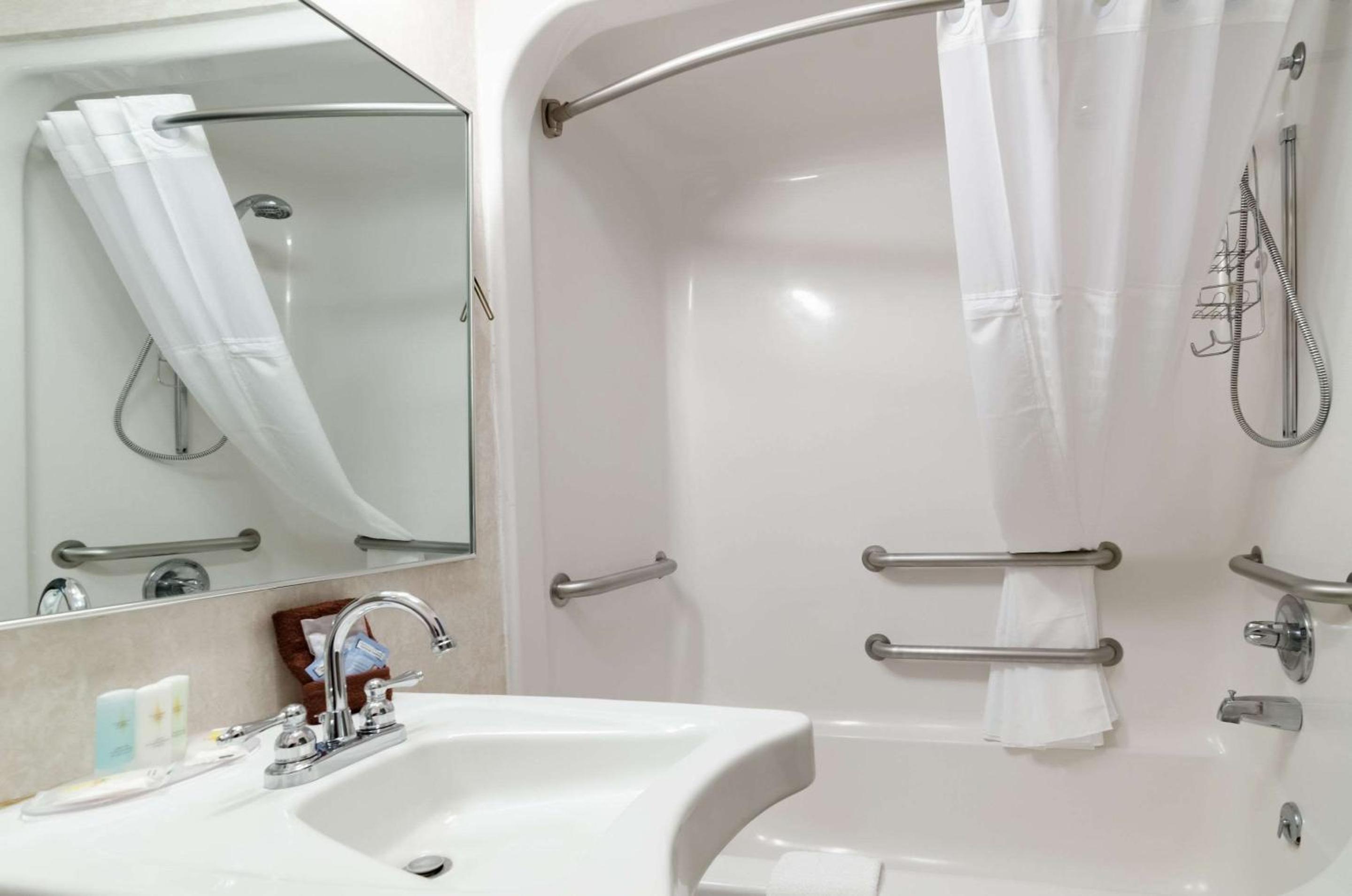 Colby Vacations - Comfort Inn - Property Image 12