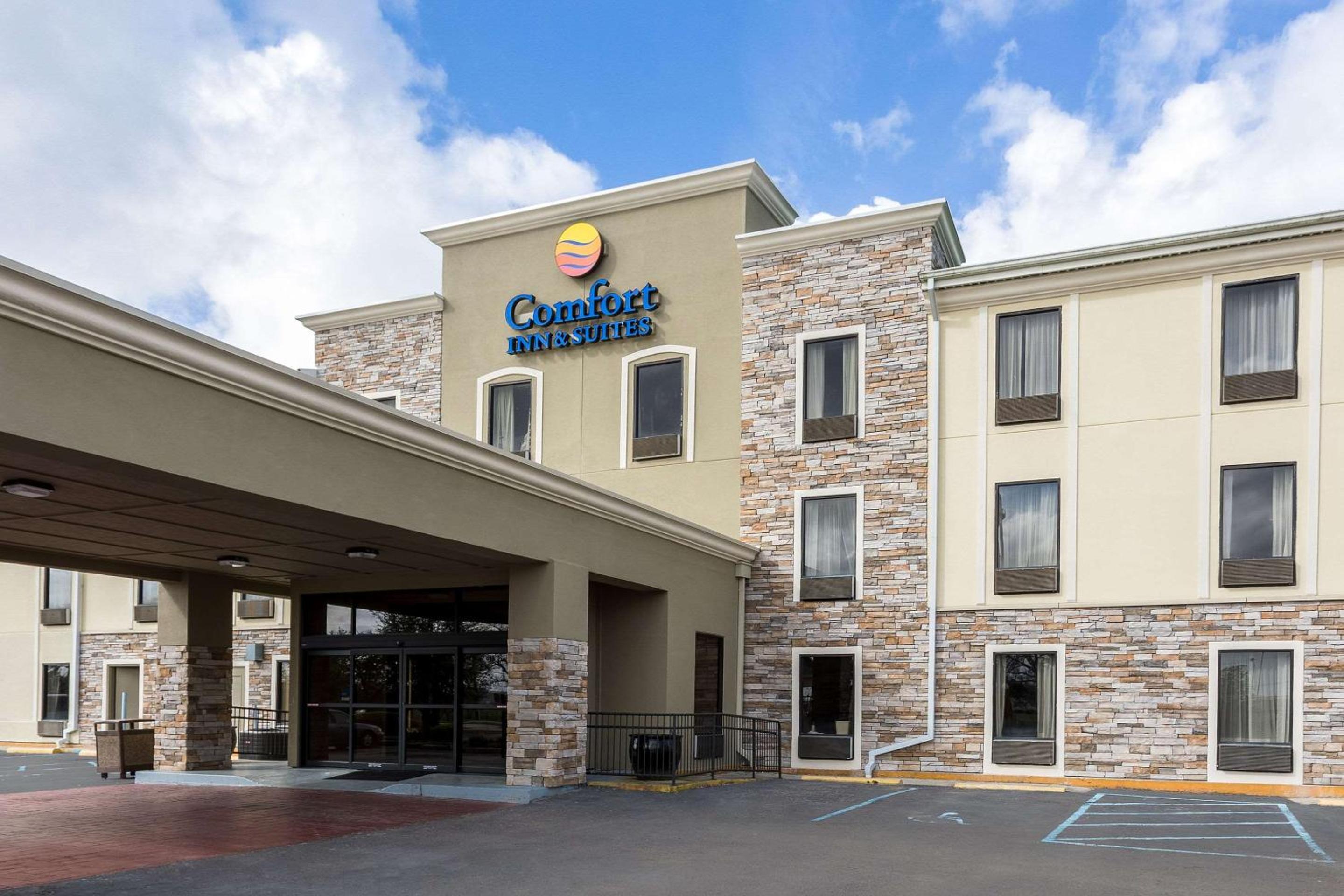 Hotel Comfort Inn & Suites Airport - Image 1