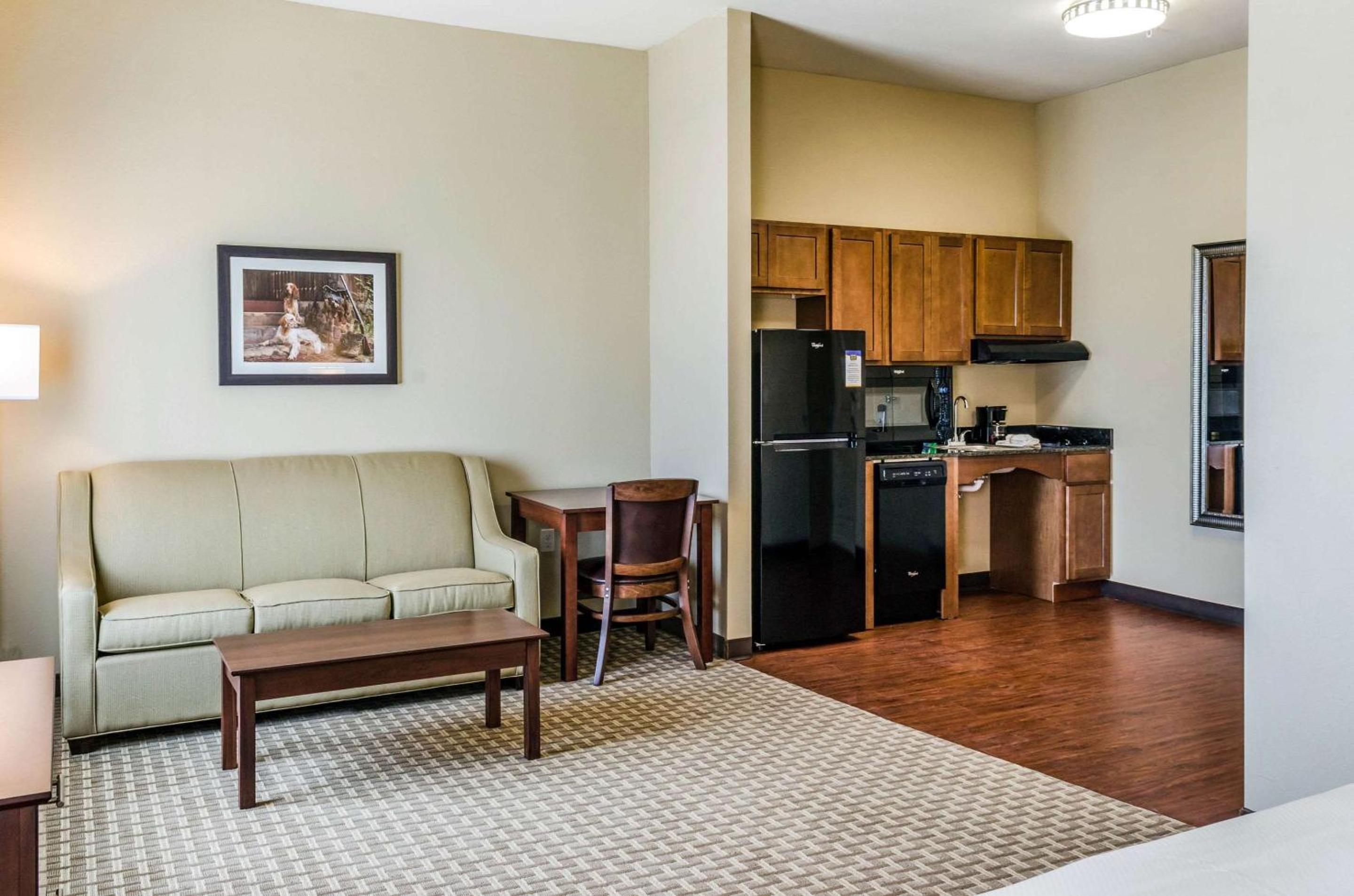 MainStay Suites Hackberry Sportsman's Lodge
