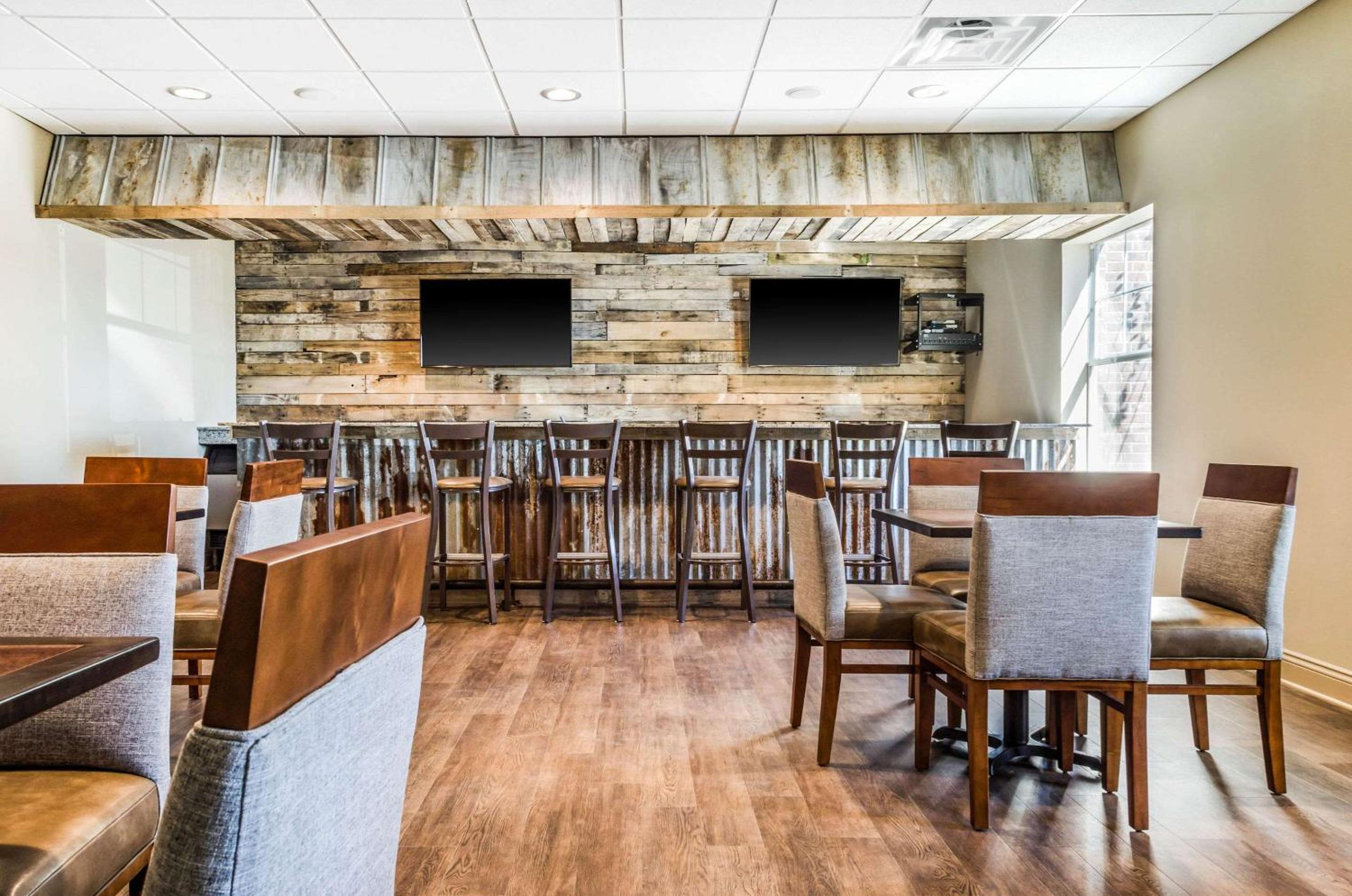 MainStay Suites Hackberry Sportsman's Lodge