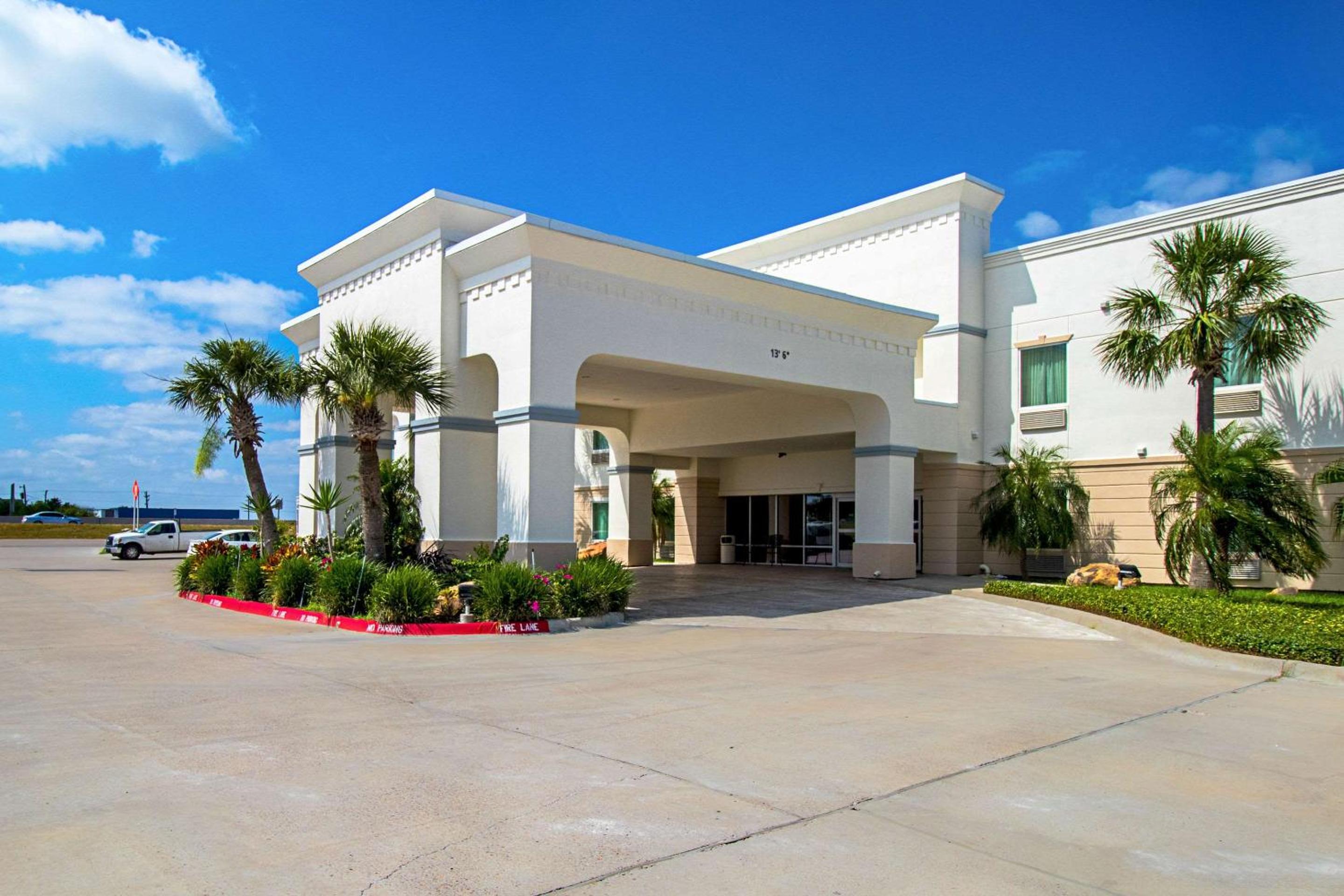 Kingsville Vacations - Quality Inn  Suites - Property Image 2