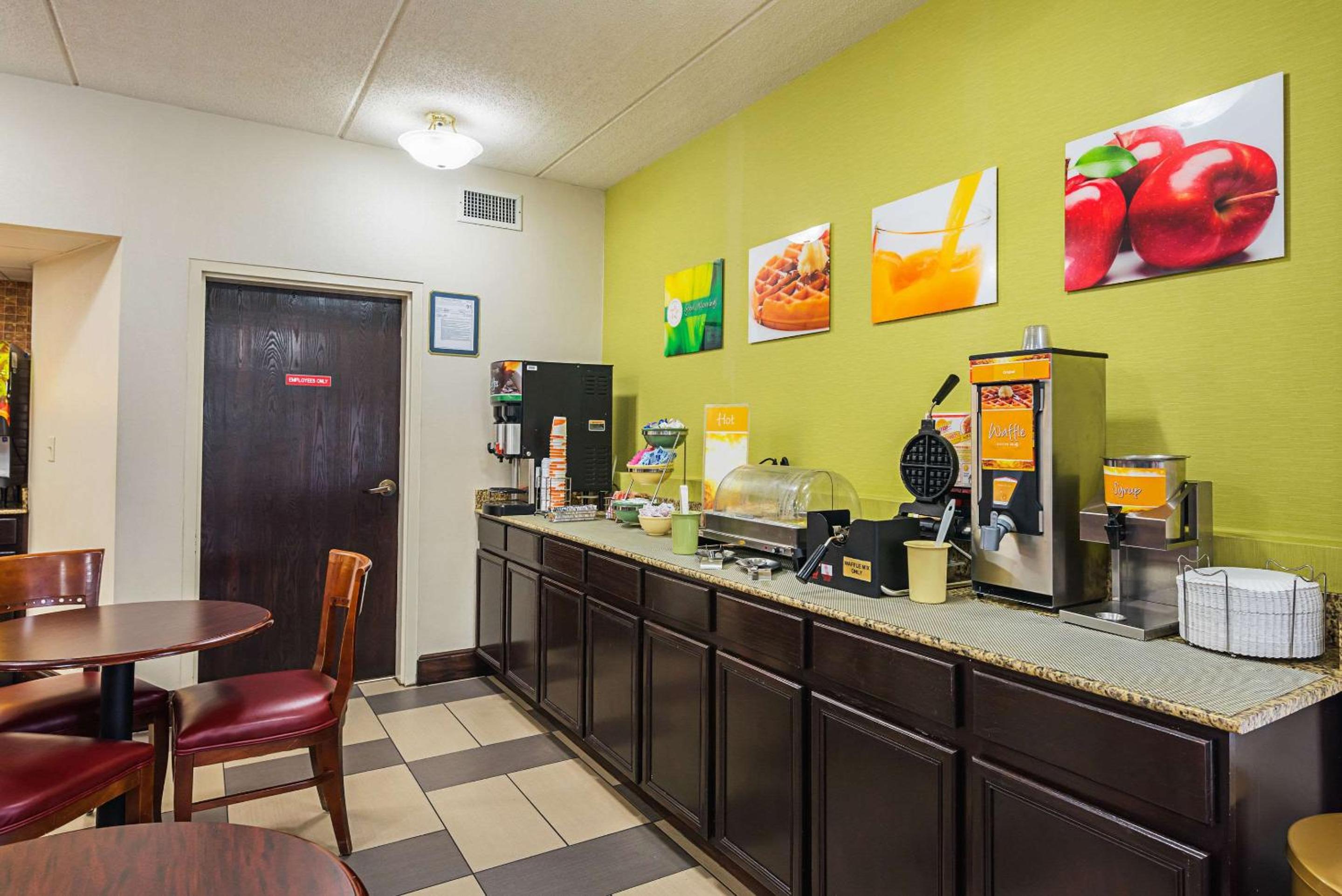 Birmingham Vacations - Quality Inn Airport - Southeast - Property Image 2