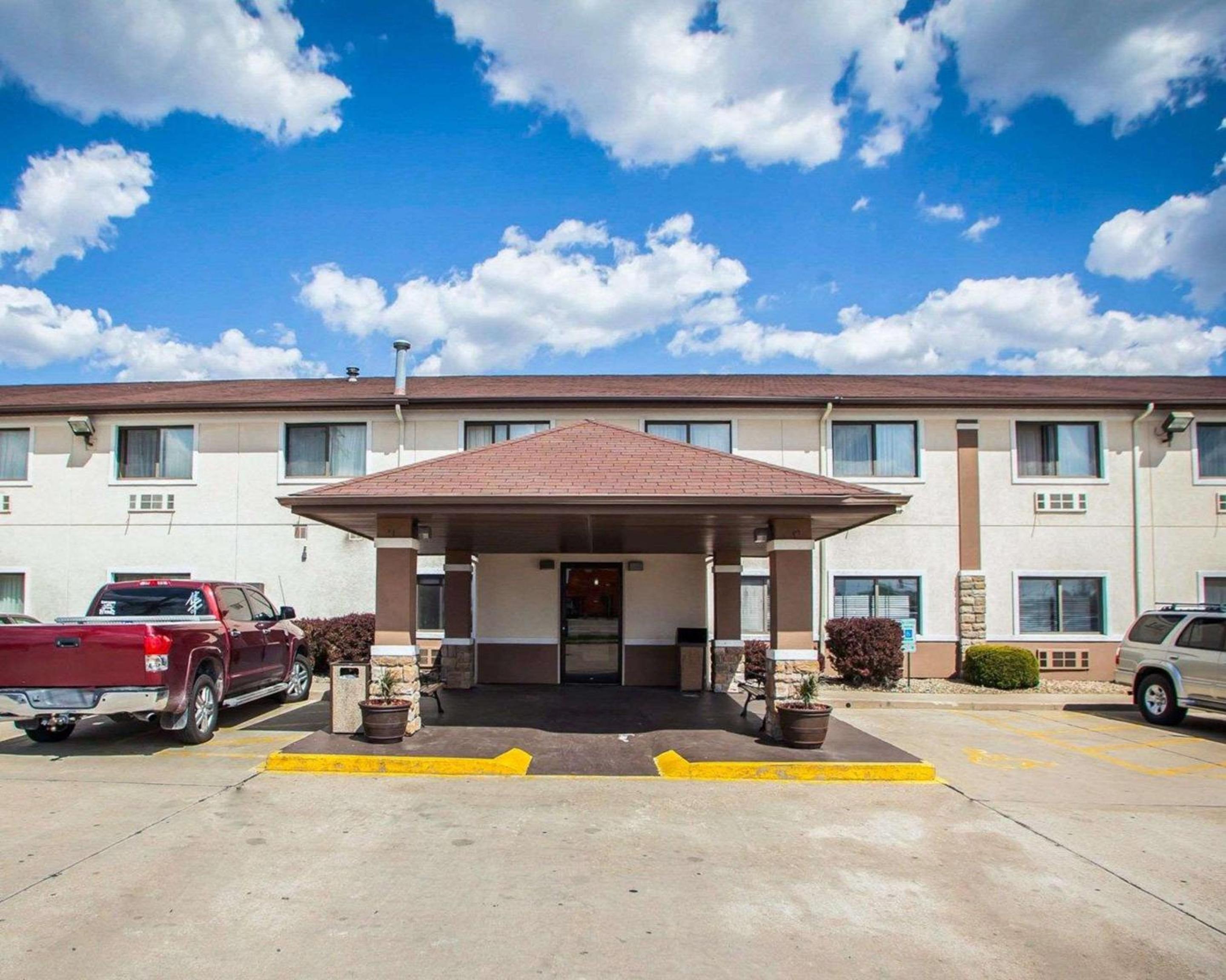 Forsyth Vacations - Quality Inn near I-72 and Hwy 51 - Property Image 1