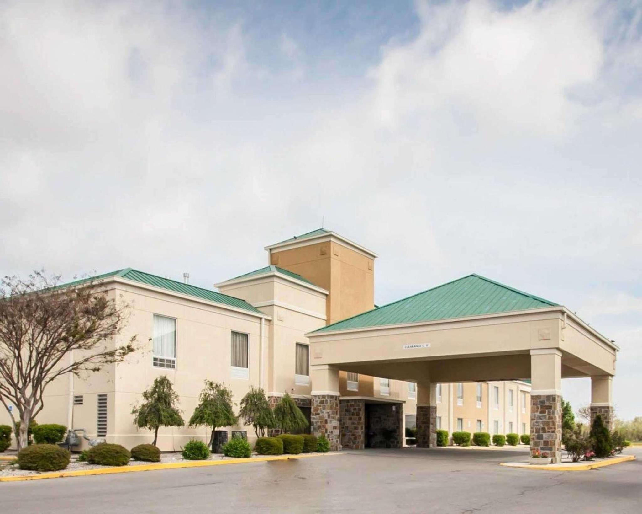 Blytheville Vacations - Quality Inn Hayti North - Property Image 1