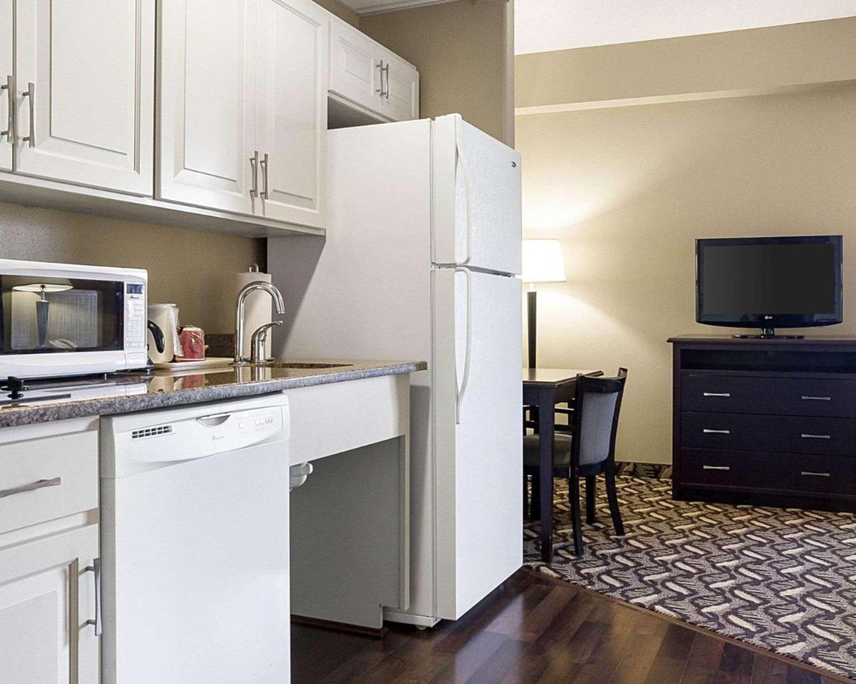 Bismarck Vacations - MainStay Suites Bismarck - Property Image 14