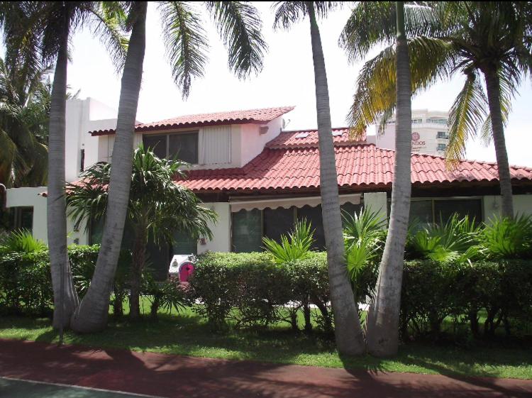 Large House - walking to beach - 10 guests!