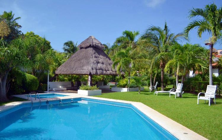 Large House - walking to beach - 10 guests!