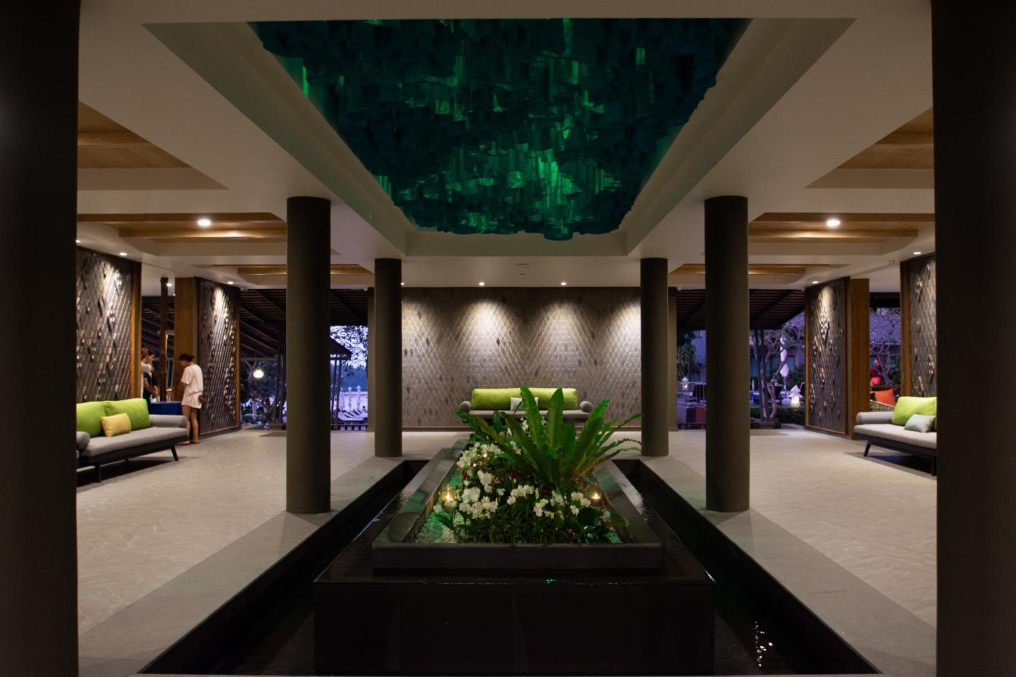 Lobby & Reception