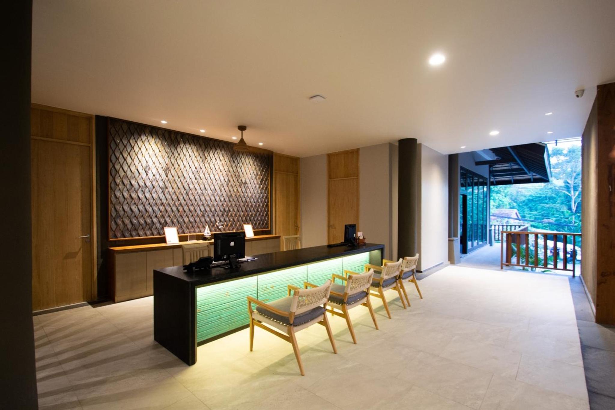 Lobby & Reception