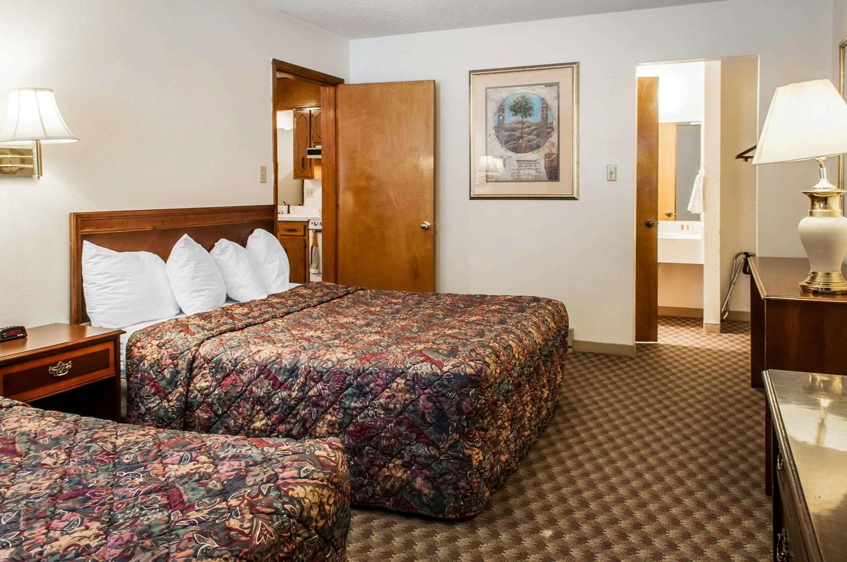 Econo Lodge Eagle Nest