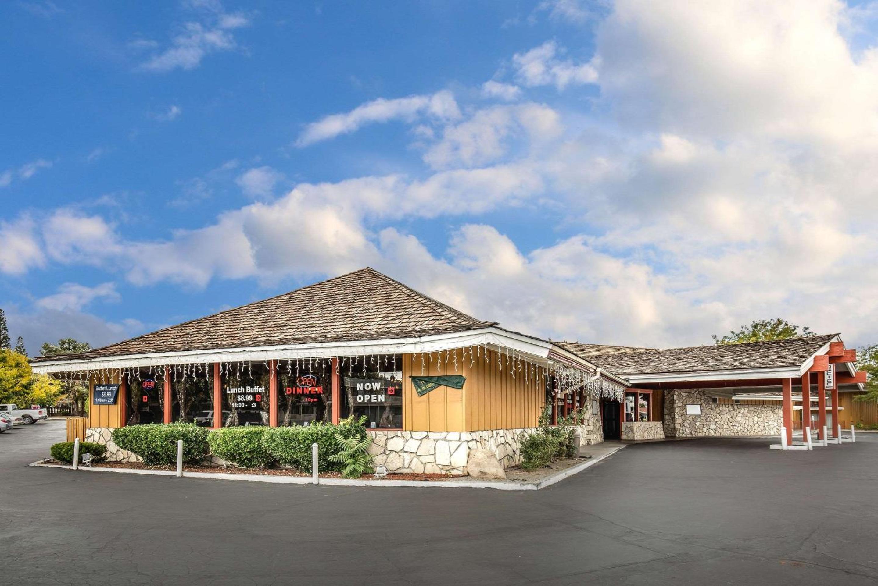 Reno Vacations - Econo Lodge Near Reno-Sparks Convention Center - Property Image 6