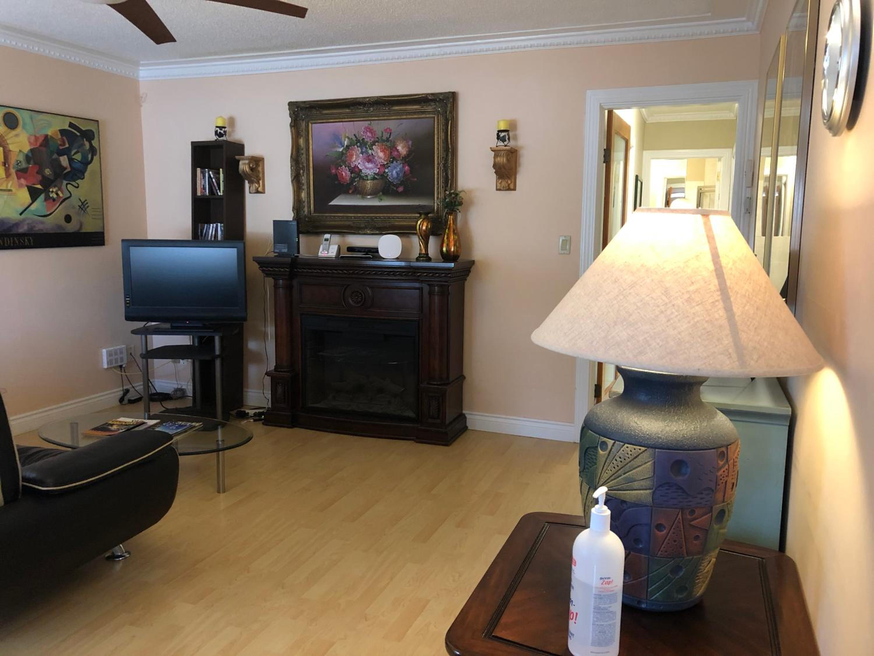Vancouver Vacations - Cozy Bedrooms Guest House - Property Image 34