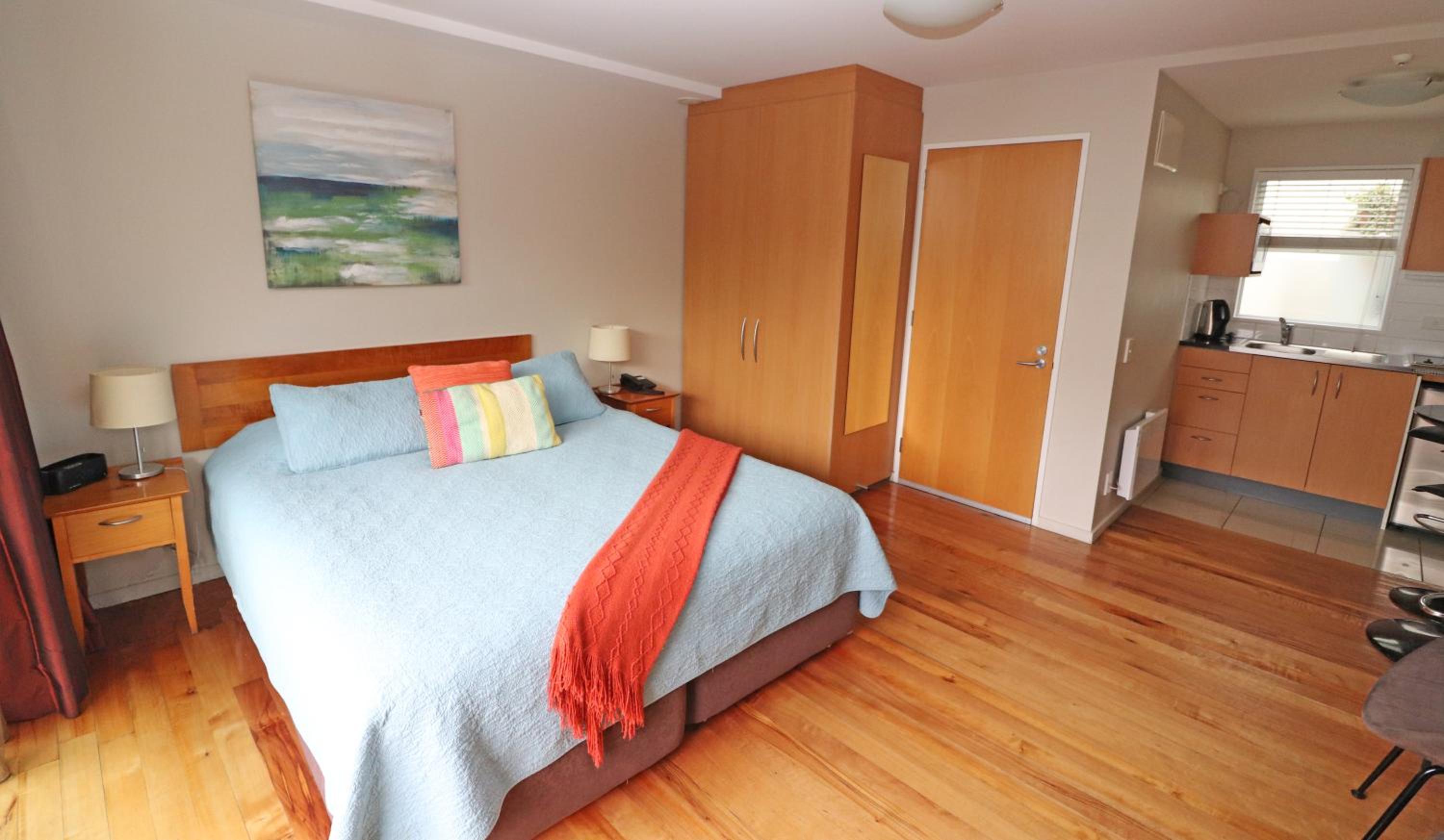 Sumner Bay Motel