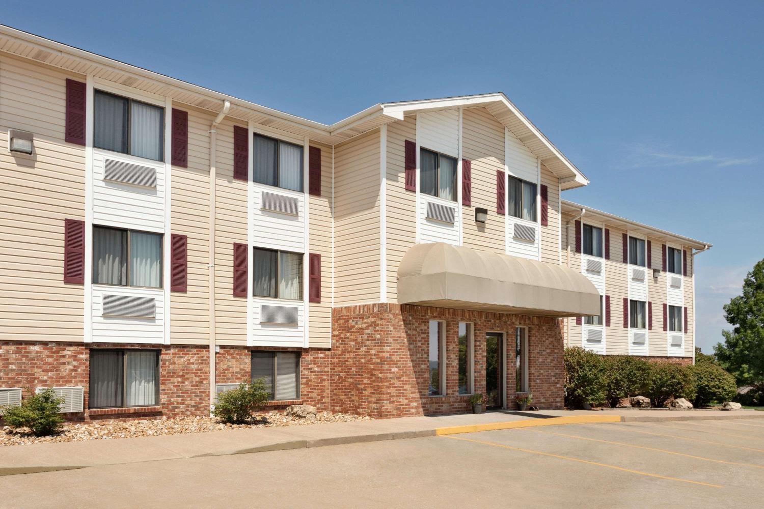 Jefferson City Vacations - Travelodge by Wyndham Jefferson City - Property Image 1