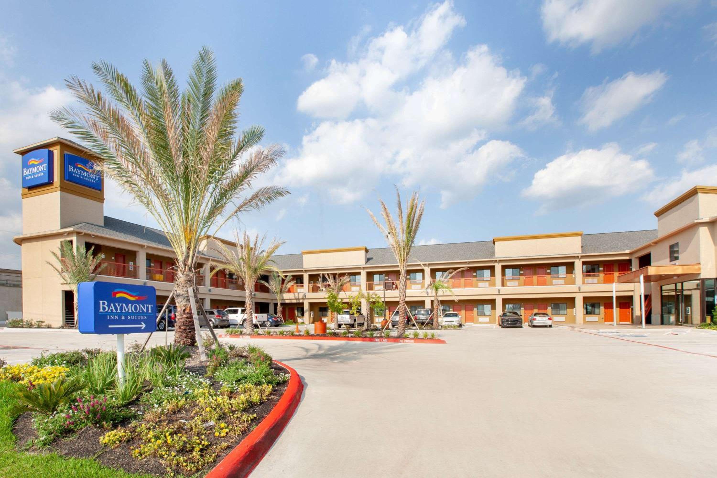 Hotel Baymont by Wyndham Houston Hobby Airport - Image 1