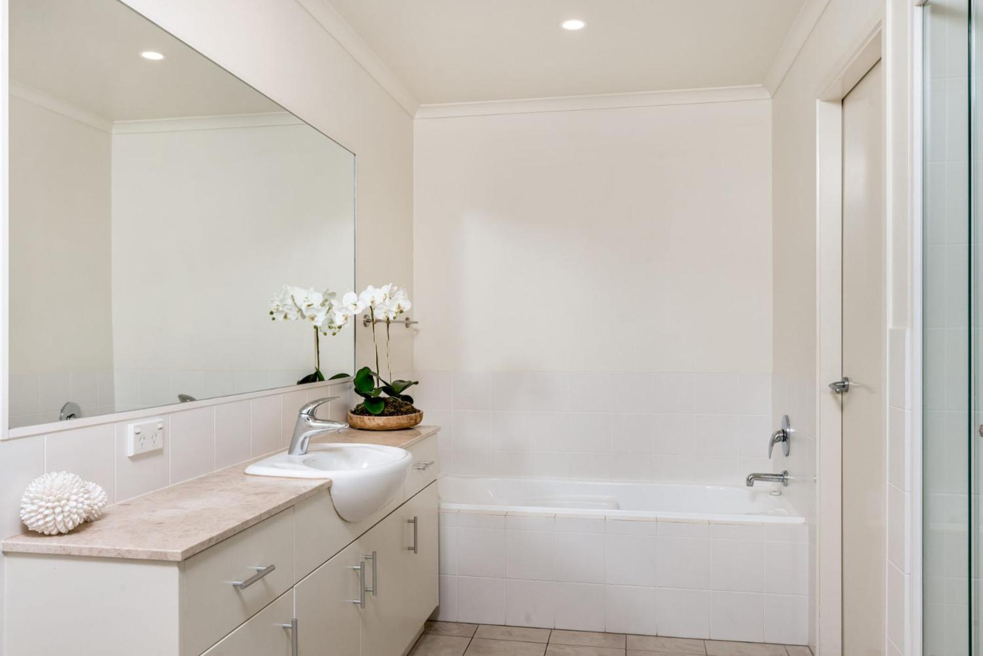 Absolute Solace - 2 - 8 Lawson Street