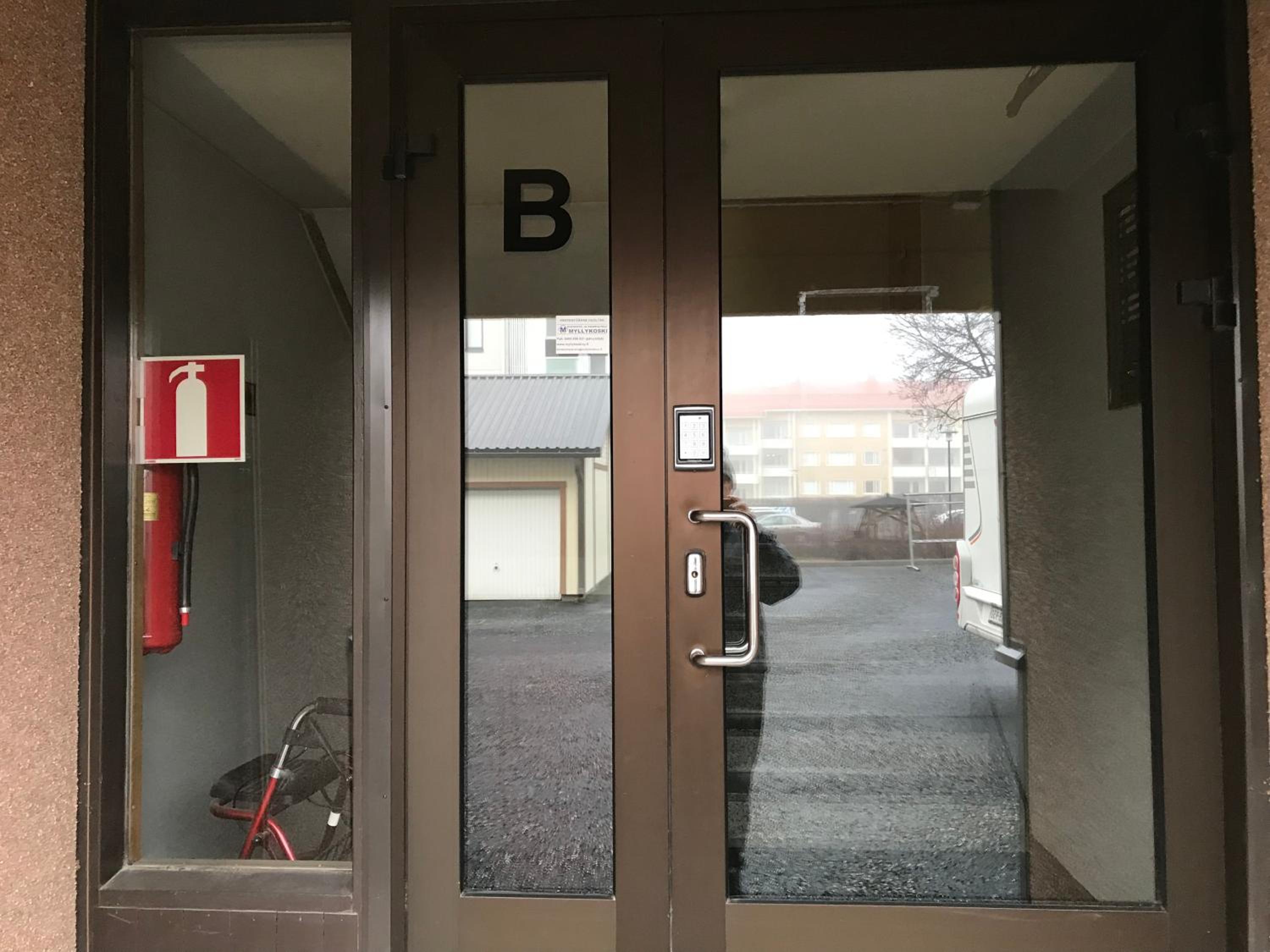 Kemi CITY l near snowcastle, 2 rooms, kitchen, glazed balcony, free parking on street view 3