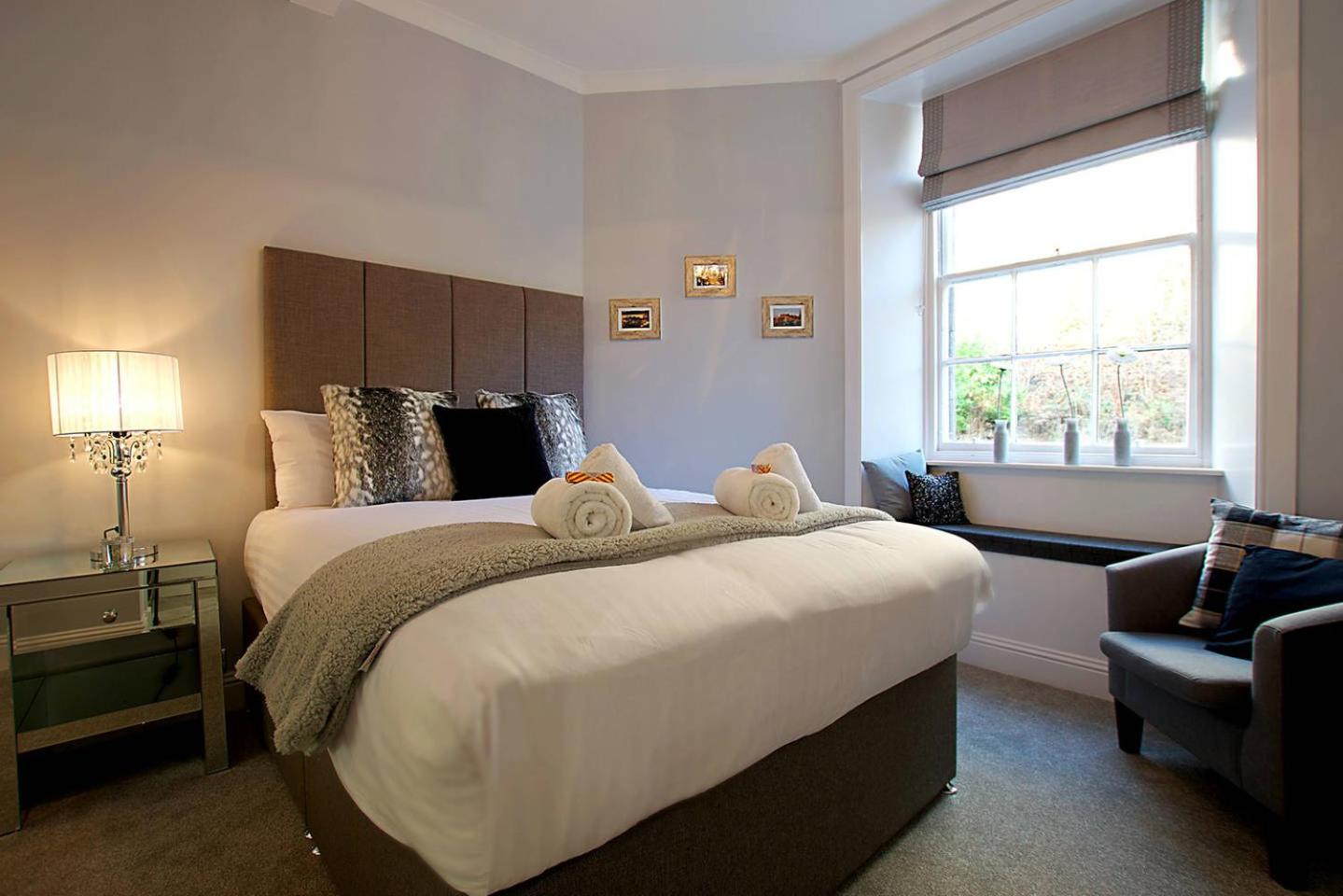 JOIVY Unique Old Town Stay under Edinburgh Castle view 5