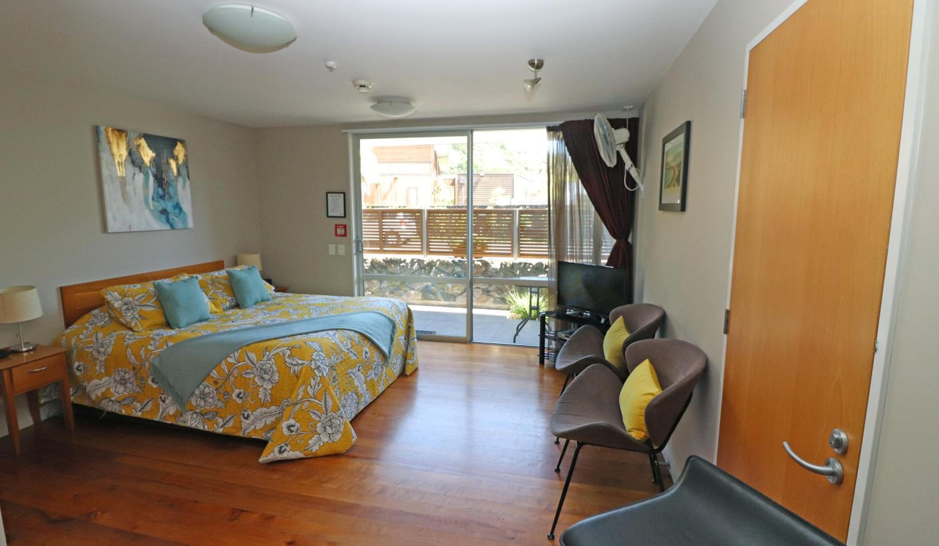 Sumner Bay Motel - Image 2