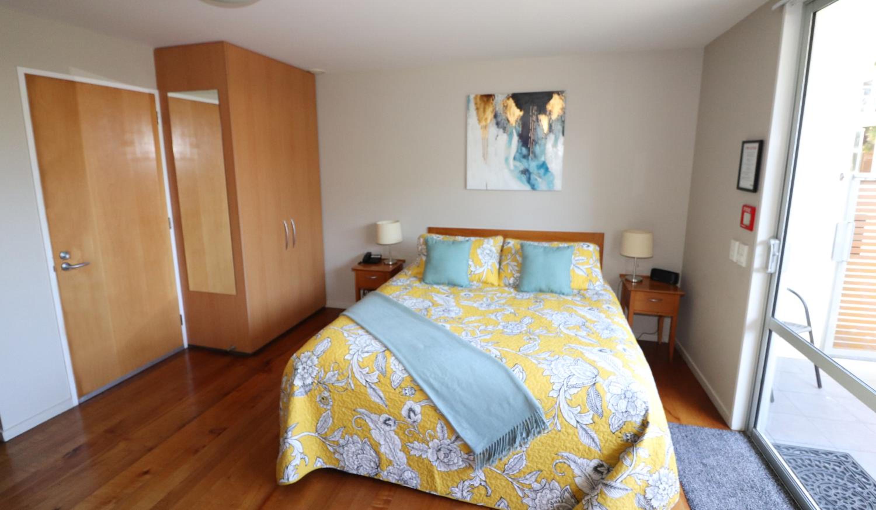 Sumner Bay Motel - Image 3