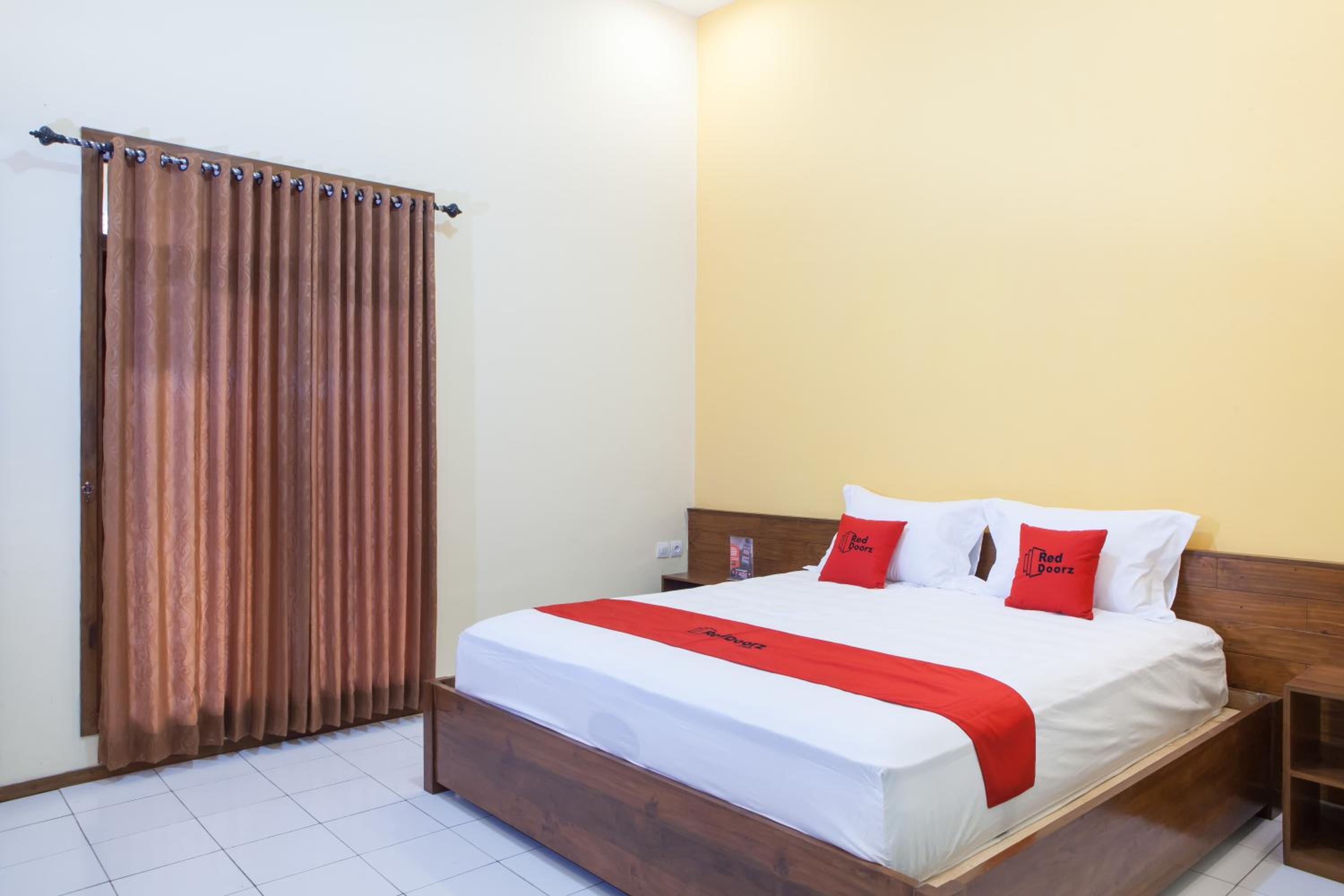 RedDoorz near Baluran National Park, Pandean - 11