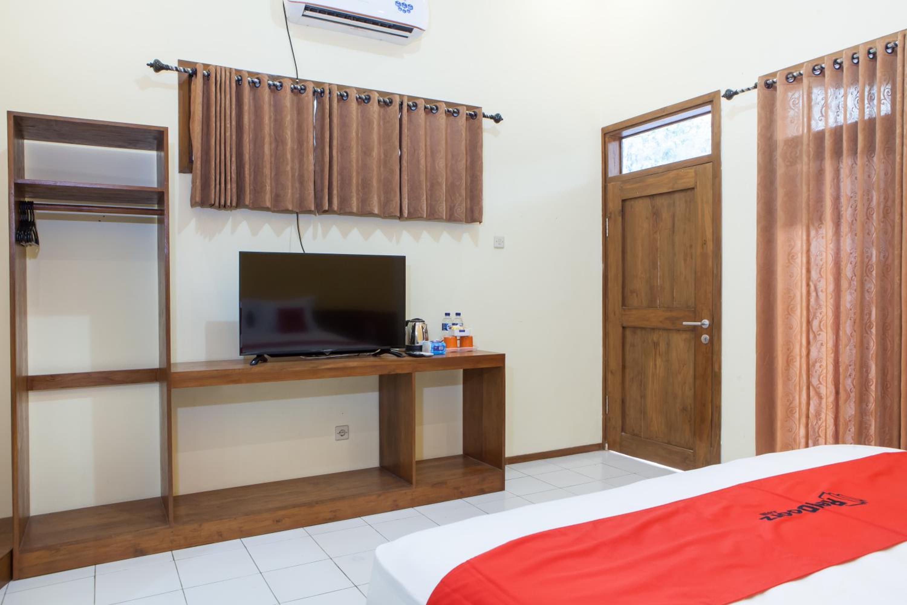 RedDoorz near Baluran National Park, Pandean - 22